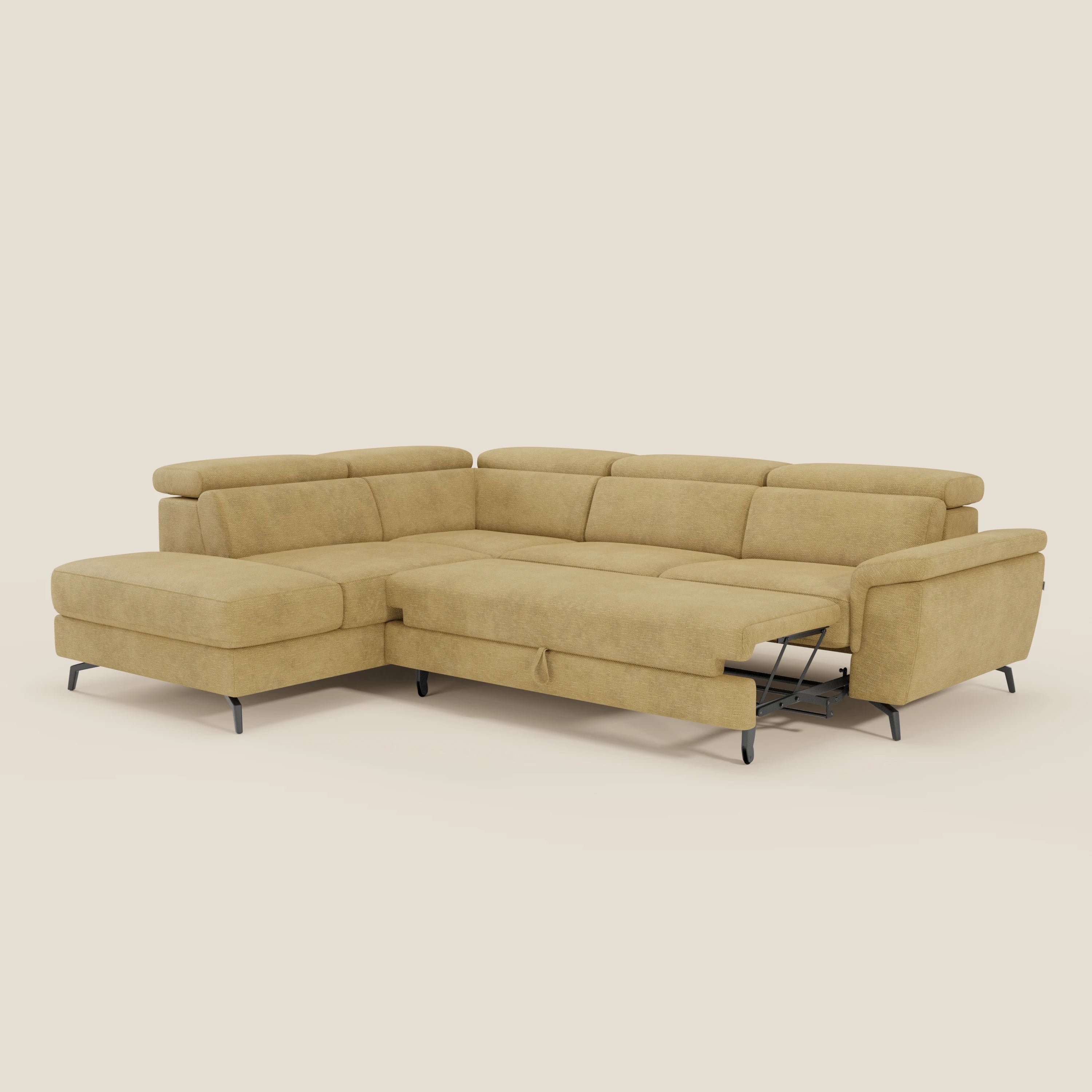 Il divano angolare estraibile Estro Divano di Divani.Store è caratterizzato da tessuto impermeabile T14 giallo, cuscini in tessuto, schienali bassi con poggiatesta reclinabili, sottili gambe in metallo nero e uno sfondo semplice che ne sottolinea il design moderno.