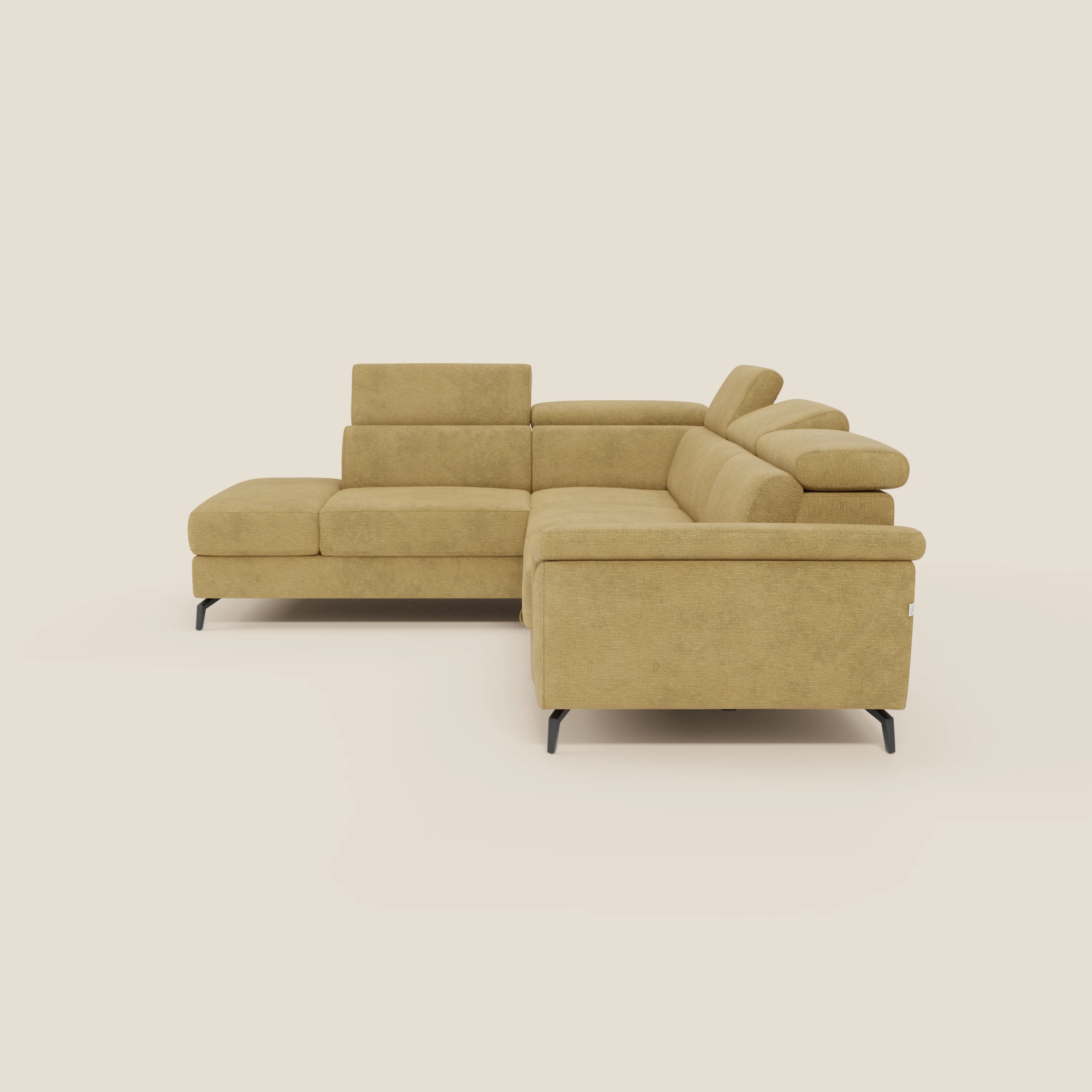 Estro Divano angolare estraibile di Divani.Store è caratterizzato da poggiatesta reclinabili, gambe nere sottili e tessuto impermeabile T14 giallo. Il suo design minimalista dalle linee pulite è inserito in uno sfondo beige semplice per un look moderno.