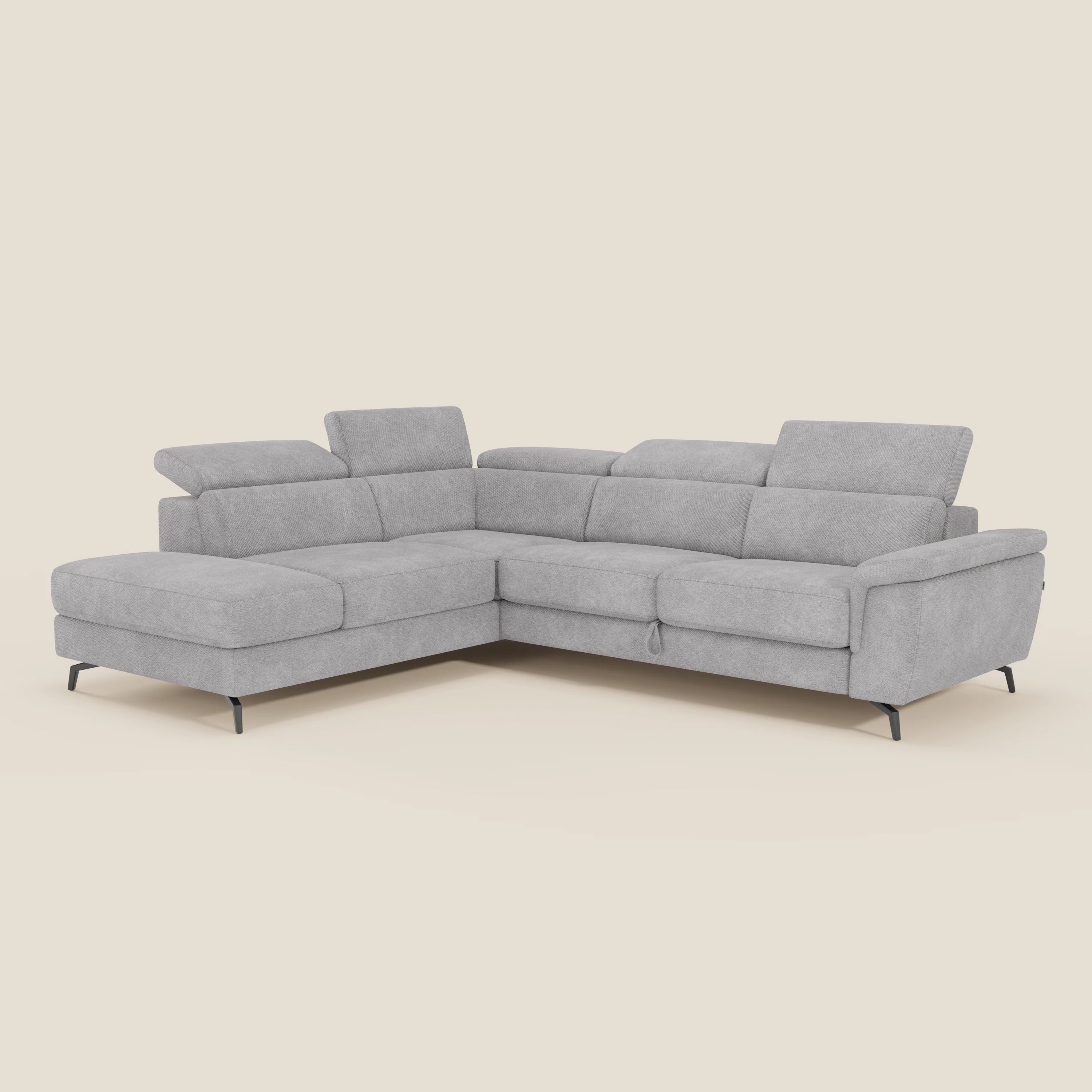 Il divano angolare estraibile Estro di Divani.Store è caratterizzato da poggiatesta reclinabili, ampie sedute, sottili gambe in metallo nero e tessuto impermeabile T14 grigio chiaro. Le sue sedute spaziose e le linee pulite offrono un look minimalista su qualsiasi sfondo.