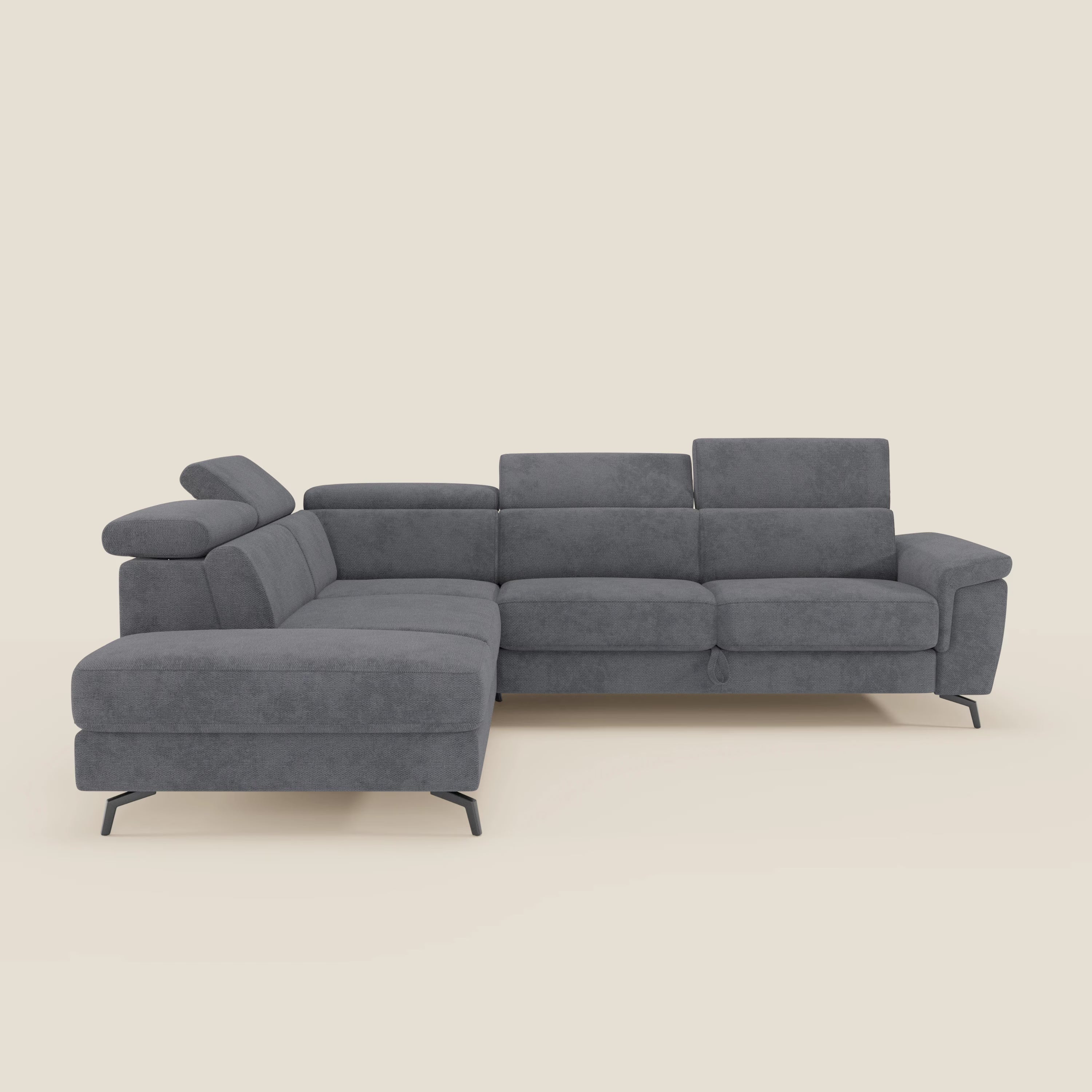 Estro Divano angolare estraibile di Divani.Store è caratterizzato da poggiatesta reclinabili, rivestimento in T14 impermeabile grigio e sottili gambe in metallo nero. Le linee pulite e i cuscini morbidi offrono uno stile e un comfort moderni su uno sfondo beige chiaro.