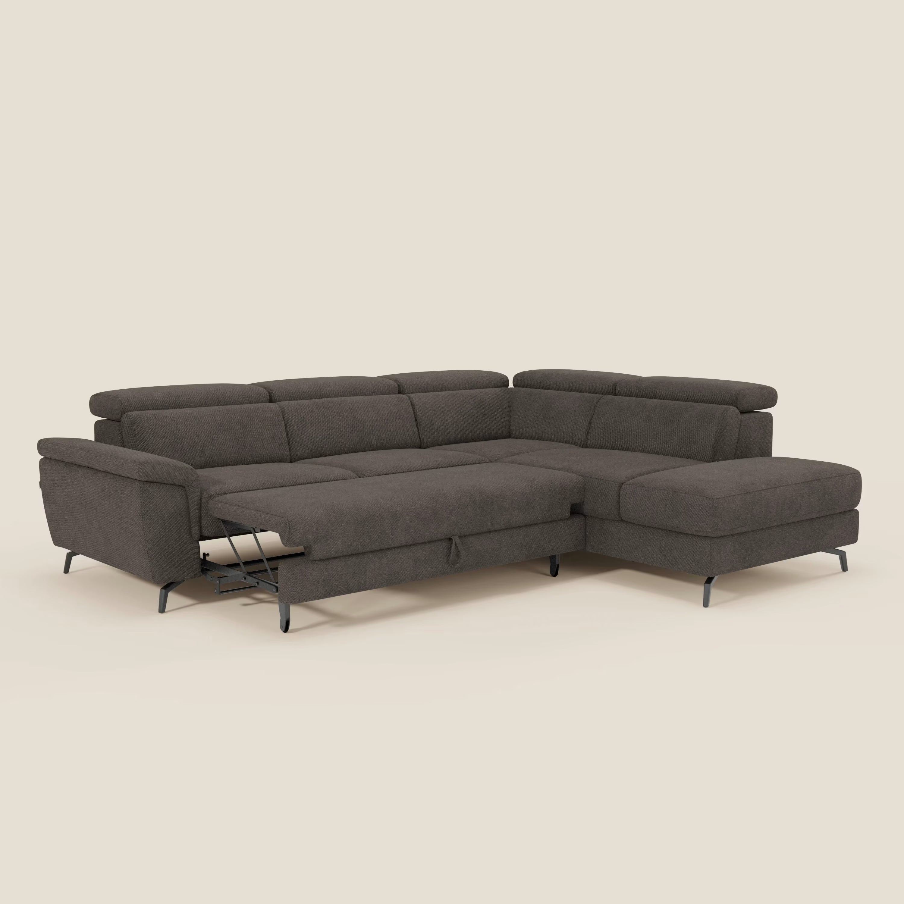 L'Estro Divano angolare estraibile di Divani.Store, in tessuto impermeabile T14 marrone con poggiatesta reclinabili, è caratterizzato da un design a L, chaise longue destra annessa, seduta estraibile parzialmente estesa a sinistra, cuscini in feltro e gambe corte nere.