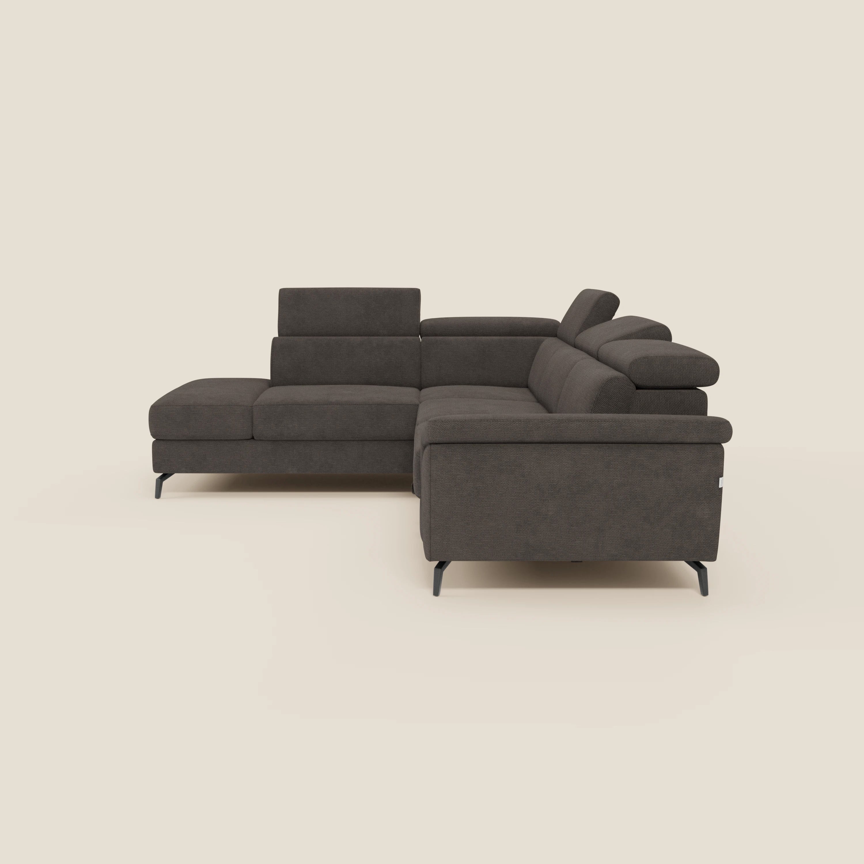 Il divano angolare estraibile Estro Divano di Divani.Store è caratterizzato da poggiatesta reclinabili, ampi braccioli e gambe in metallo nero in tessuto impermeabile T14 marrone, con chaise lounge sinistra e design minimalista su sfondo beige chiaro.