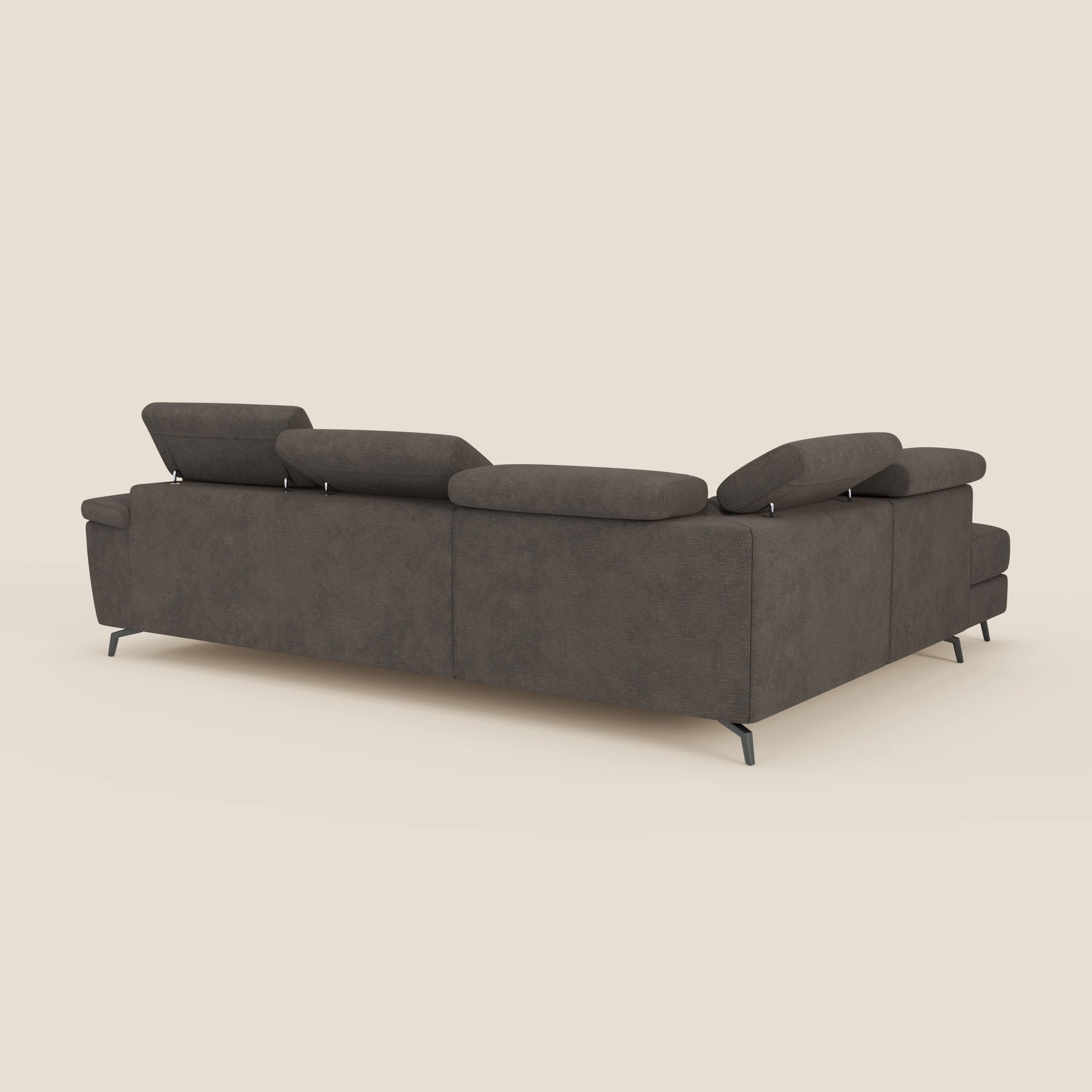 L'Estro Divano angolare estraibile di Divani.Store, presentato in T14 marrone tessuto impermeabile con gambe reclinabili poggiatesta ed eleganti gambe in metallo nero, è esposto su uno sfondo beige chiaro che ne evidenzia il profilo moderno dello schienale e dei fianchi.