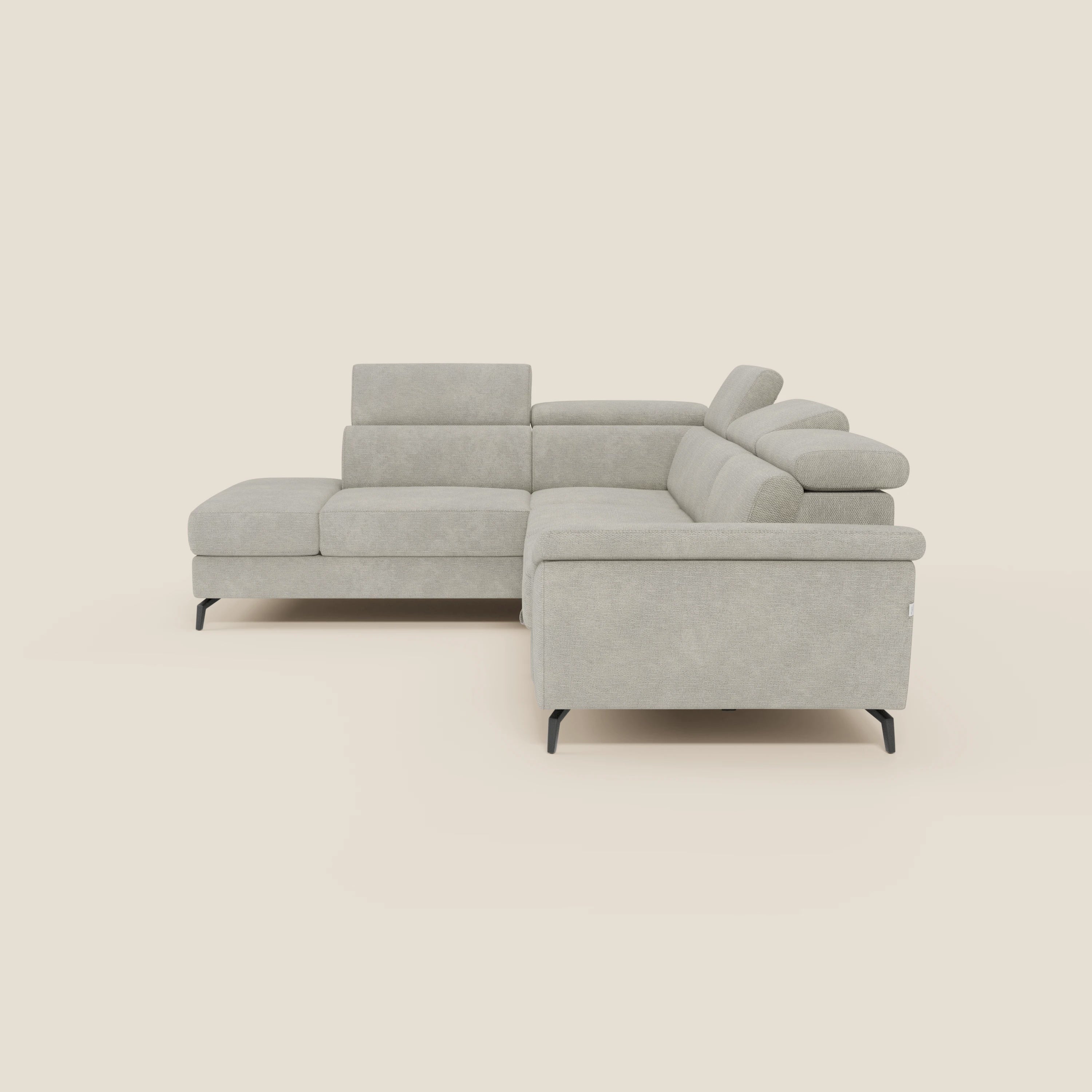 Il divano angolare estraibile Estro di Divani.Store è caratterizzato da poggiatesta regolabili, tessuto panna T14 impermeabile, linee pulite, gambe corte angolari nere, cuscini morbidi e una poltrona allungata sul lato sinistro per garantire comfort e stile. Su uno sfondo color crema.