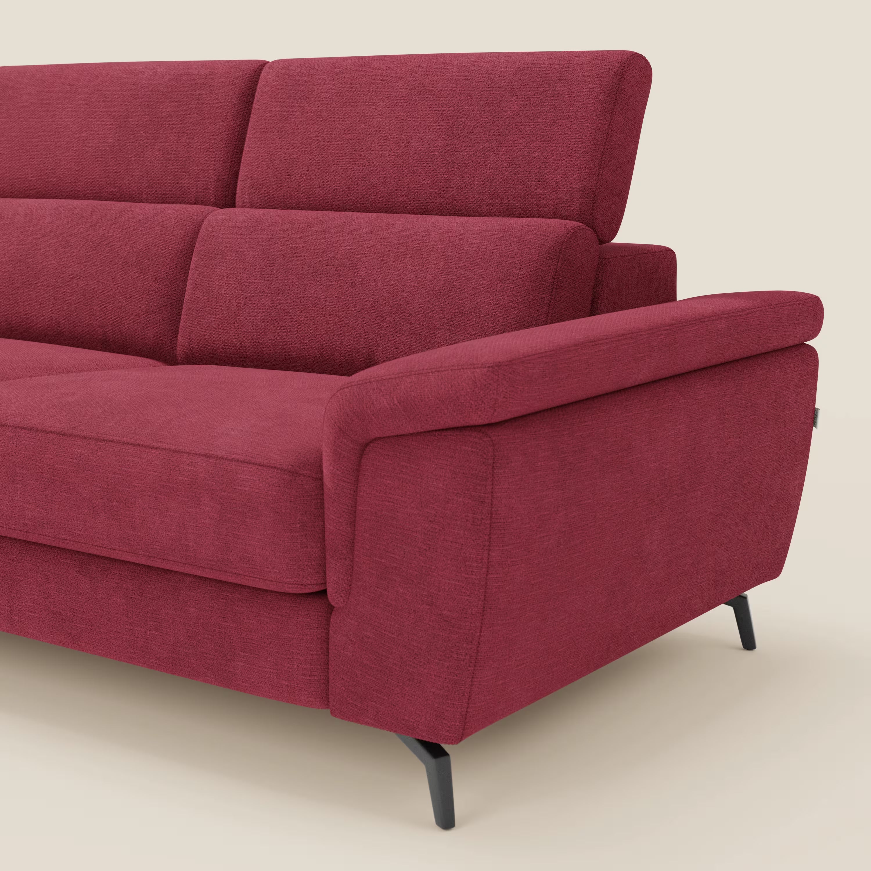 L'Estro Divano angolare estraibile di Divani.Store, in tessuto impermeabile T14 rosso con poggiatesta reclinabili e ampi braccioli imbottiti, è mostrato su sfondo beige; sono visibili solo un bracciolo e parte della seduta e dello schienale.