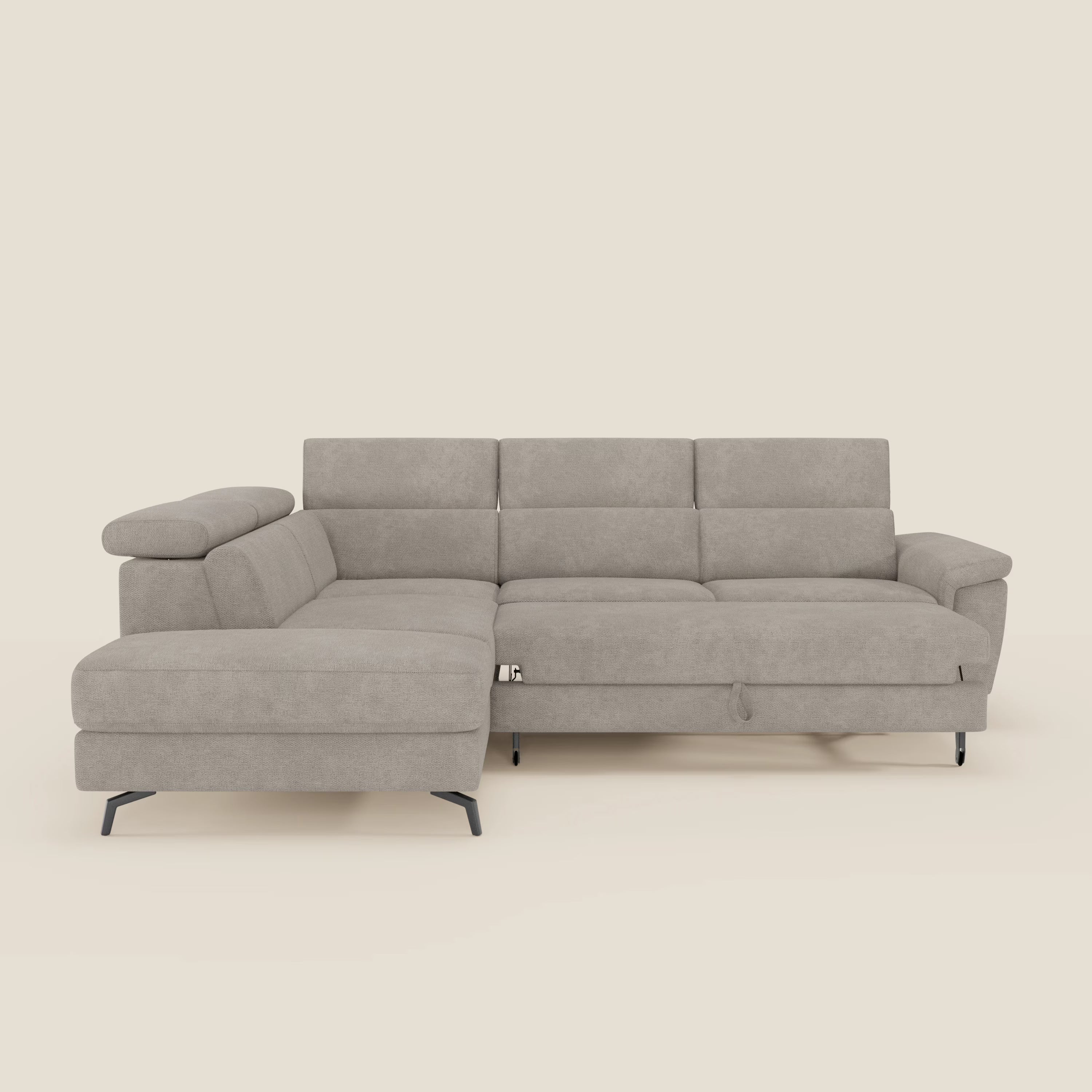 Il divano angolare estraibile Estro di Divani.Store ha cinque posti a sedere, con ampi braccioli, poggiatesta reclinabili, gambe in metallo, poltrona a sinistra e tessuto impermeabile T14 tortora per un look elegante e moderno su uno sfondo bianco sporco.