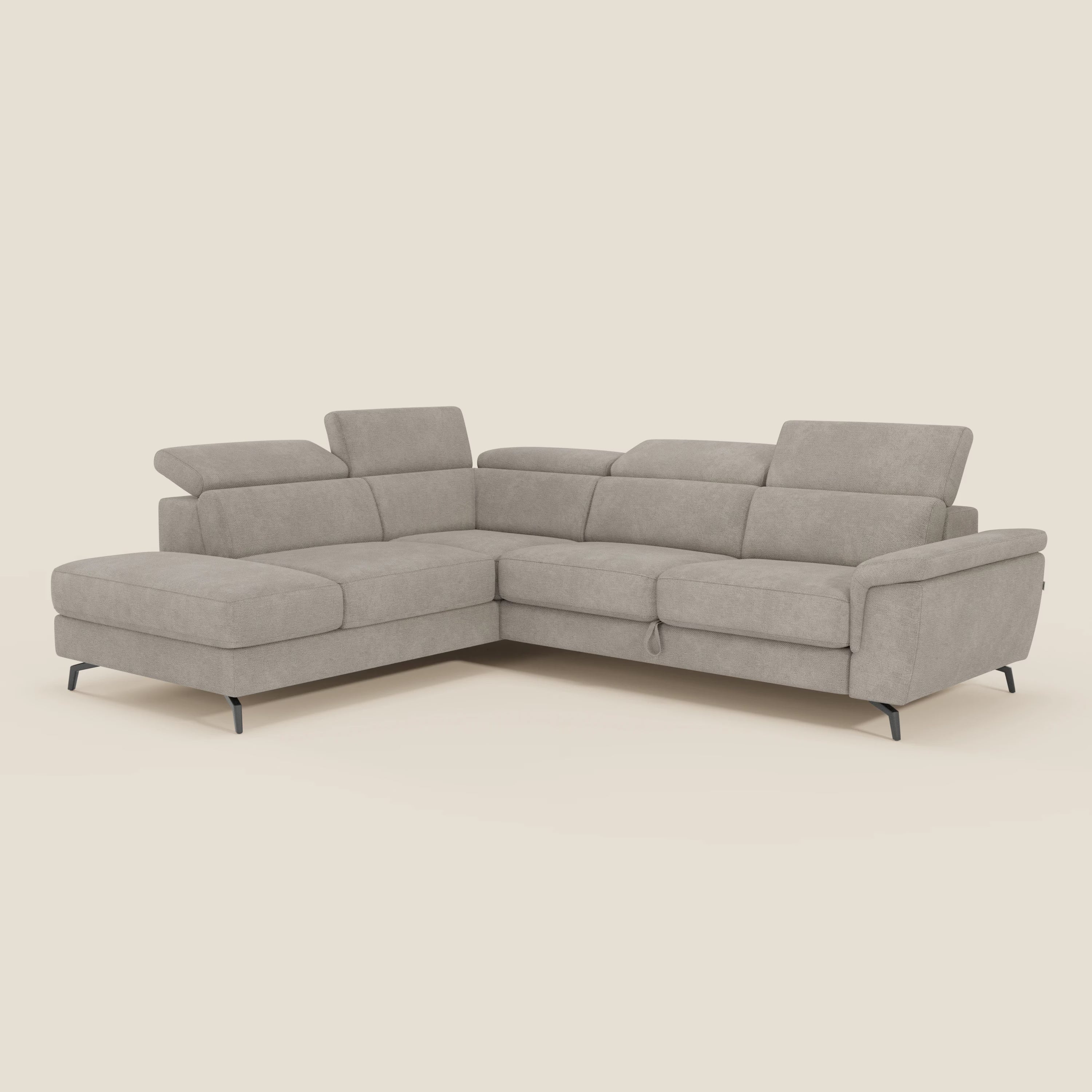 Il divano angolare estraibile Estro di Divani.Store è caratterizzato da poggiatesta reclinabili, tessuto impermeabile T14 tortora, sottili gambe in metallo nero e una chaise lounge a sinistra, il tutto su uno sfondo beige semplice.