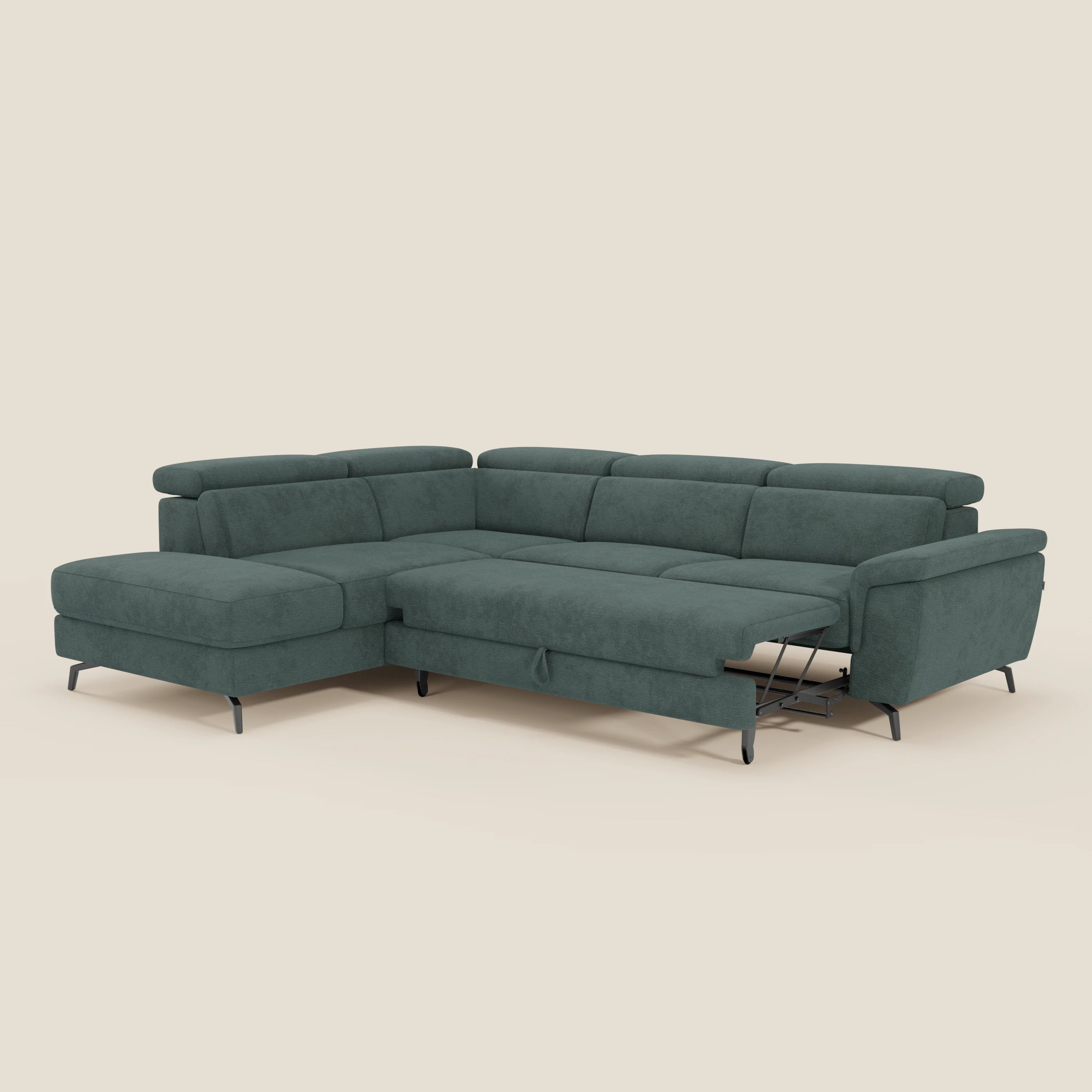 Il divano angolare estraibile Estro Divano di Divani.Store è caratterizzato da una chaise longue rivolta a sinistra, poggiatesta reclinabili, gambe sottili in metallo nero e tessuto impermeabile verde T14. Include una seduta estraibile per un maggiore comfort. Il fondo è in tinta unita beige chiaro.
