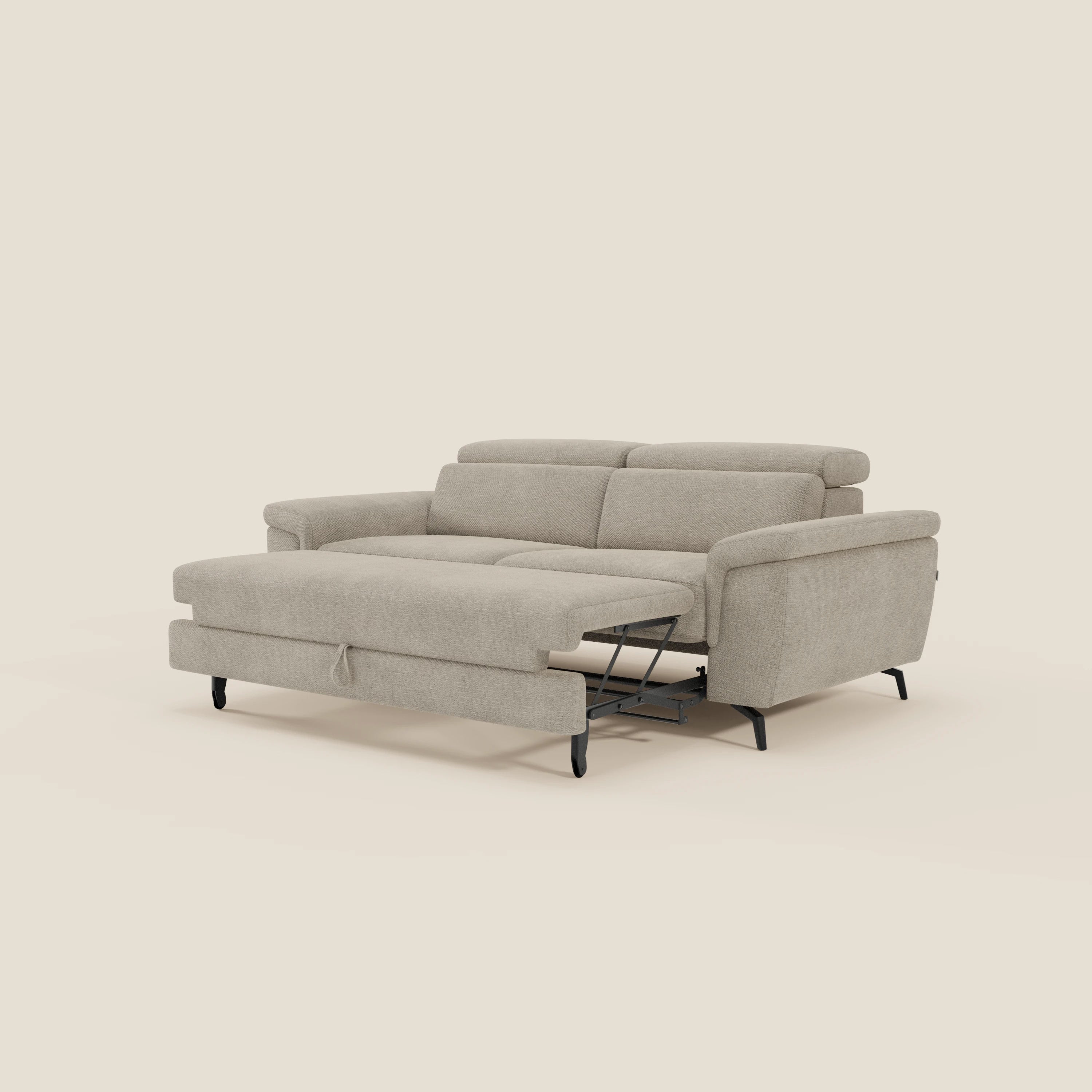 Il divano Estro 3 posti di Divani.Store, in tessuto impermeabile T14 beige, ha comodi cuscini, ampi braccioli, poggiatesta e pouf estraibili, gambe nere in metallo e un design moderno mostrato su sfondo chiaro.