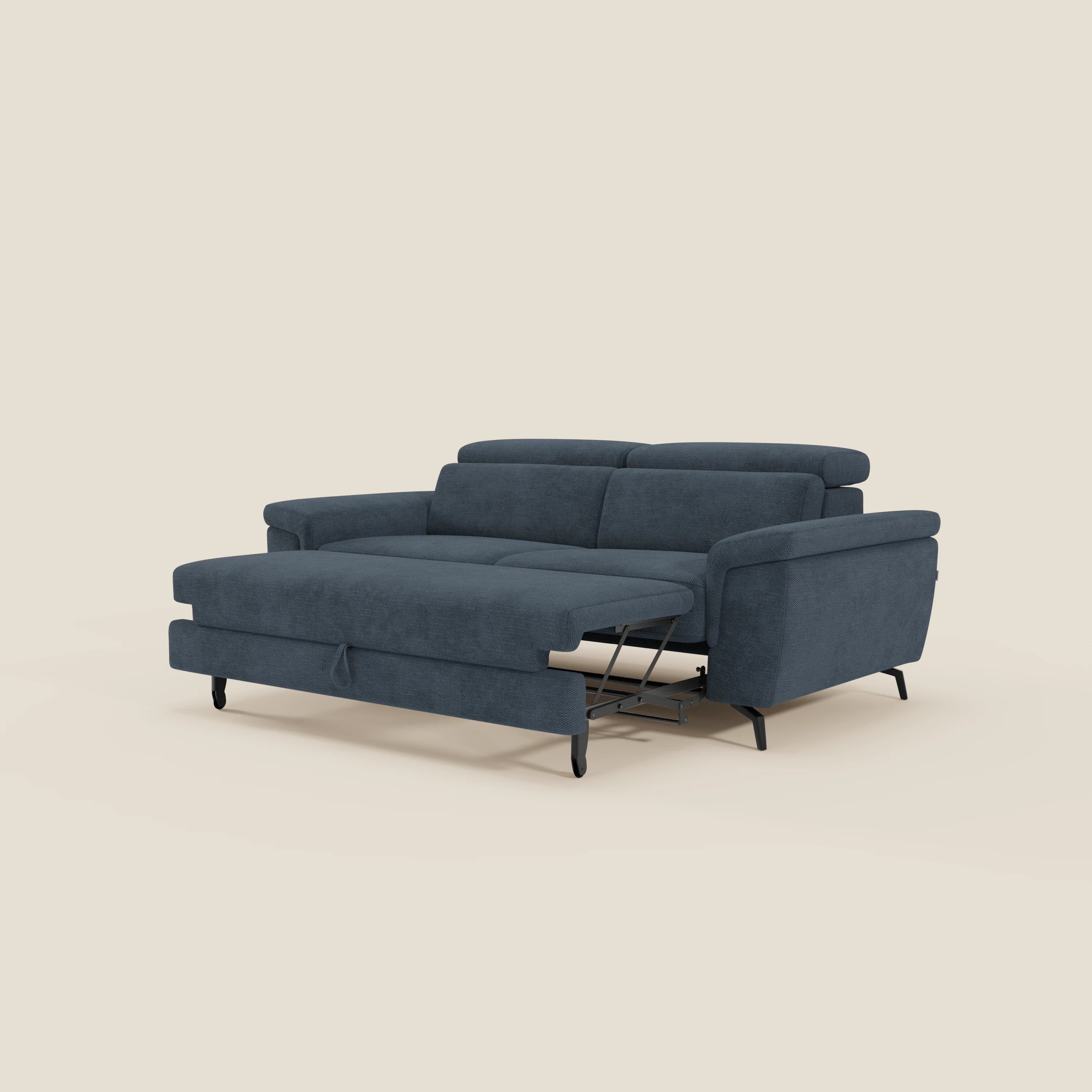 Estro Divano 3 posti di Divani.Store, in tessuto impermeabile blu T14 con poggiatesta reclinabili, due cuscini di seduta e sottili gambe in metallo nero, è presentato con il pouf estraibile allungato su un semplice sfondo crema.