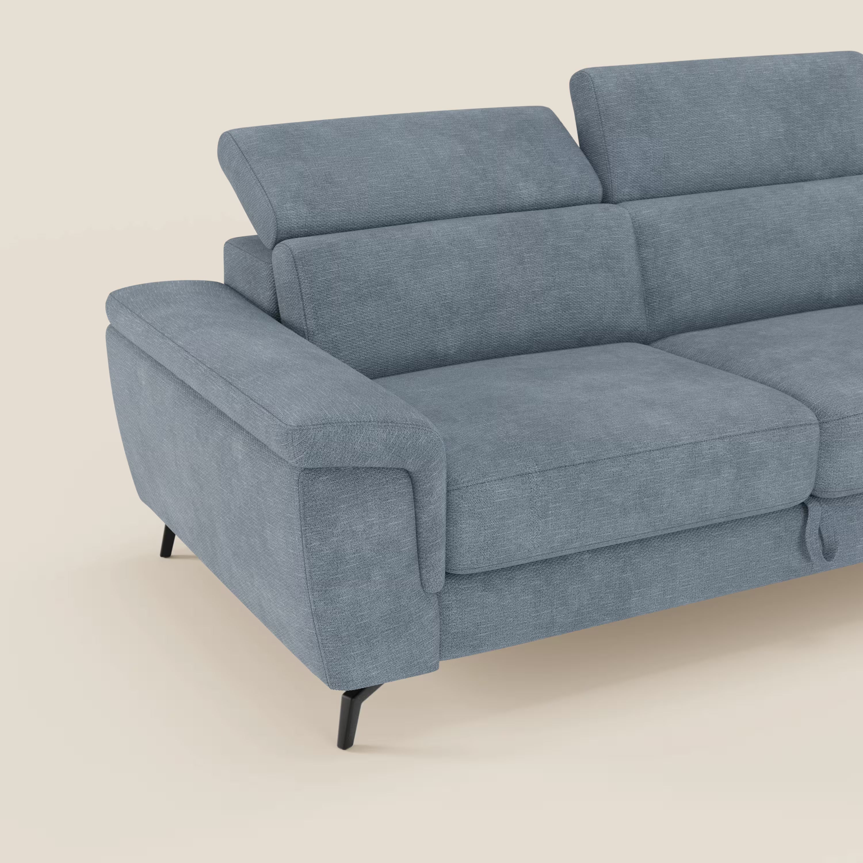 L'Estro Divano 3 posti con pouf estraibile di Divani.Store, in tessuto impermeabile T14 carta da zucchero con poggiatesta reclinabili e gambe angolari nere, è presentato su uno sfondo beige chiaro per un tocco moderno.