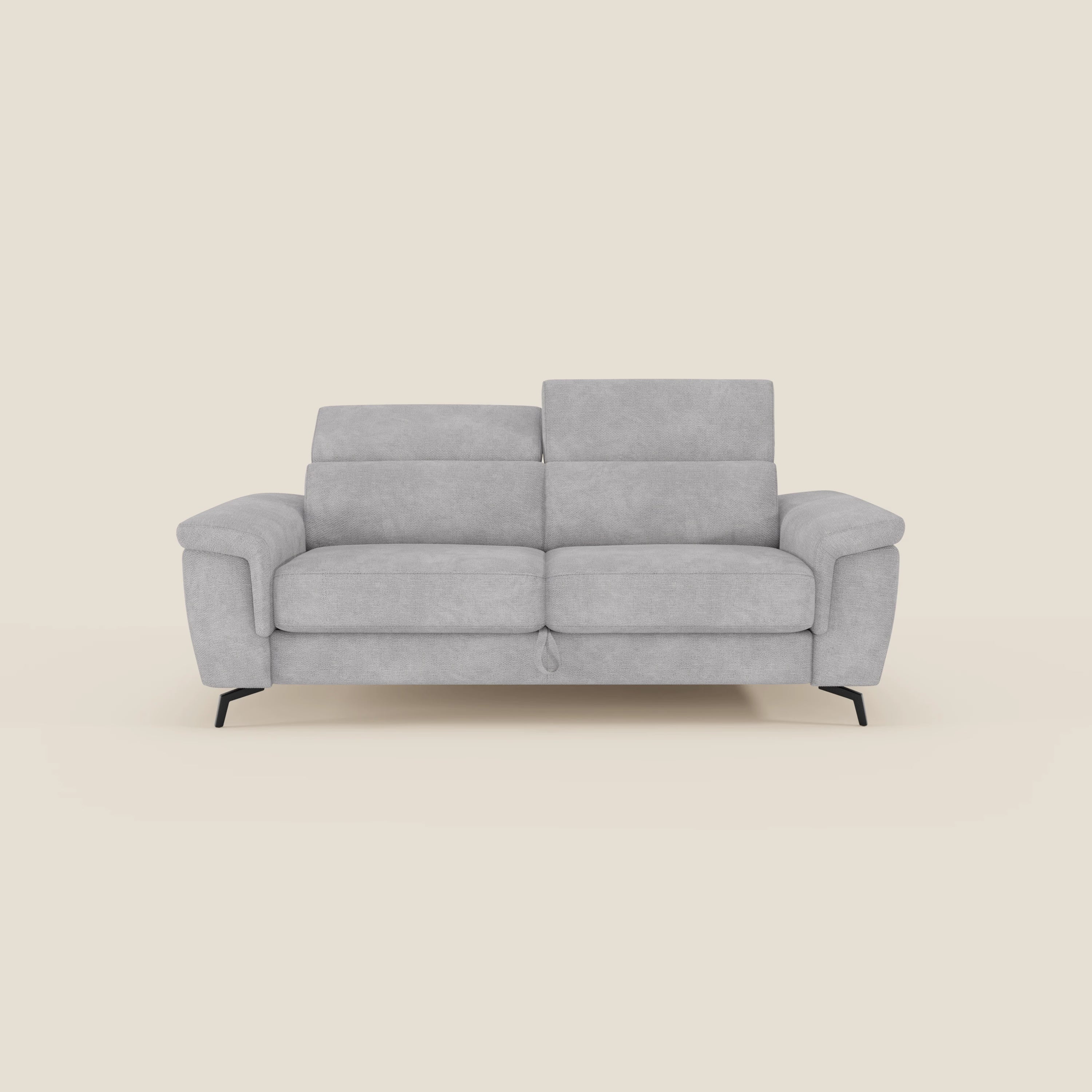 L'Estro Divano 3 posti con pouf estraibile di Divani.Store, in tessuto impermeabile T14 grigio chiaro con poggiatesta reclinabili e piedini neri, è posizionato al centro davanti a uno sfondo off-white per un look minimale e contemporaneo.
