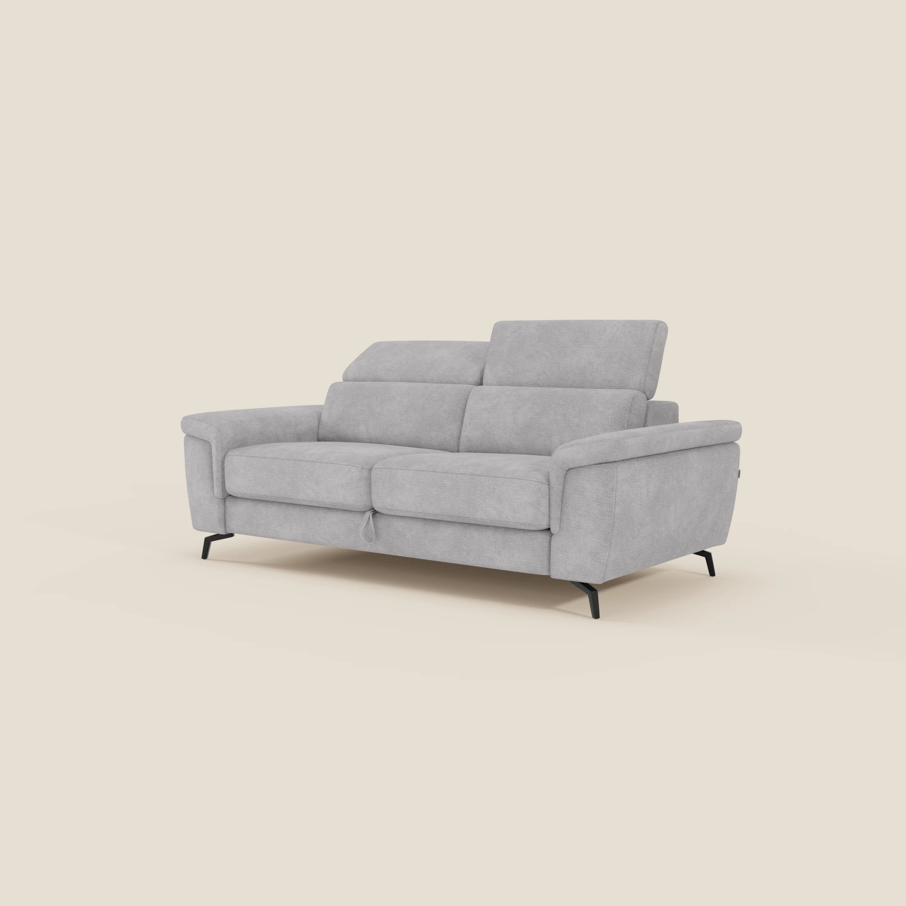 Estro Divano 3 posti con pouf estraibile di Divani.Store è caratterizzato da poggiatesta reclinabili, tessuto impermeabile T14 grigio chiaro, due cuscini di seduta e gambe sottili in metallo nero per un design minimal e moderno.