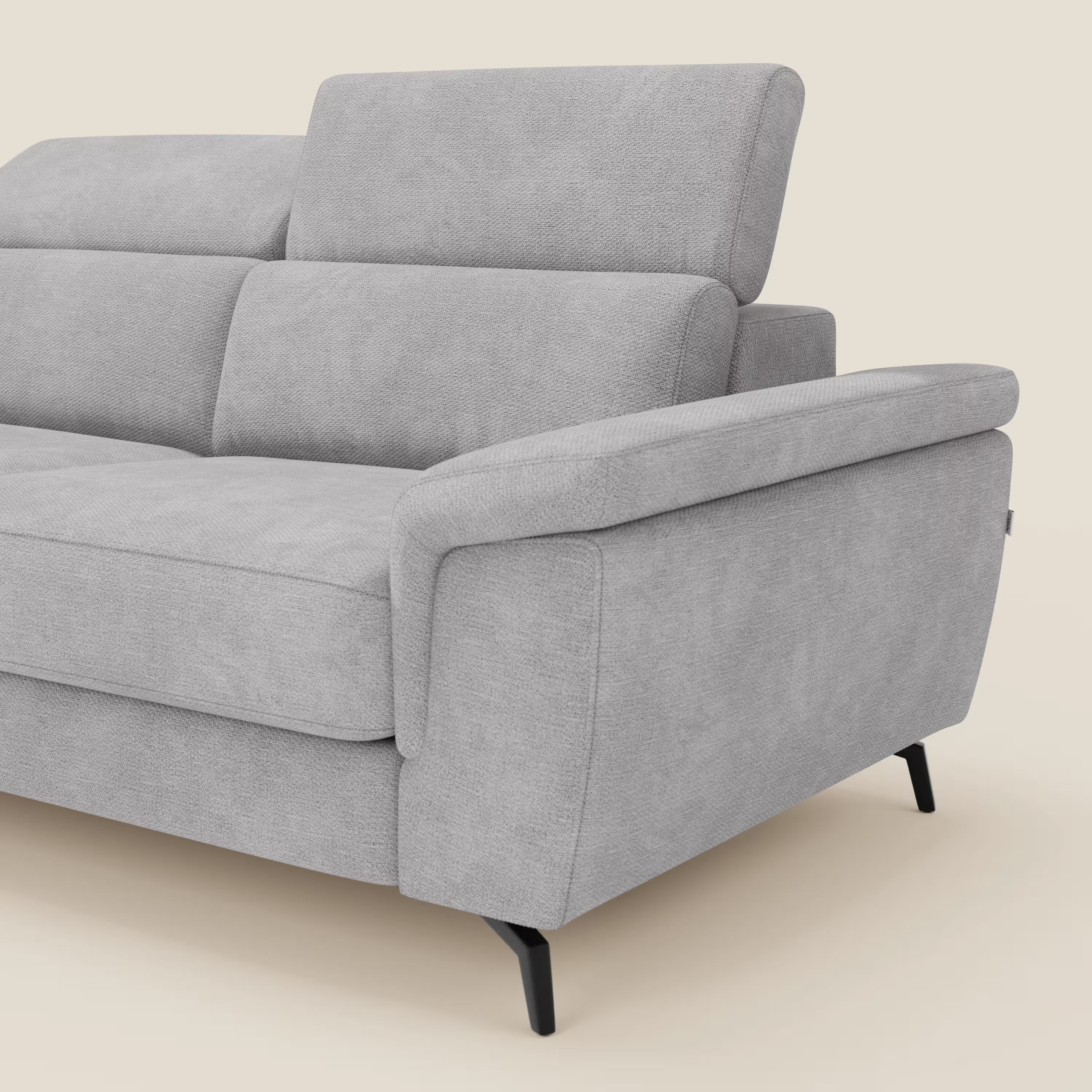 Estro Divano 3 posti con pouf estraibile di Divani.Store è caratterizzato da poggiatesta reclinabili, ampi braccioli imbottiti, gambe angolate in metallo nero e tessuto impermeabile T14 grigio chiaro. Solo una parte è visibile su uno sfondo beige.