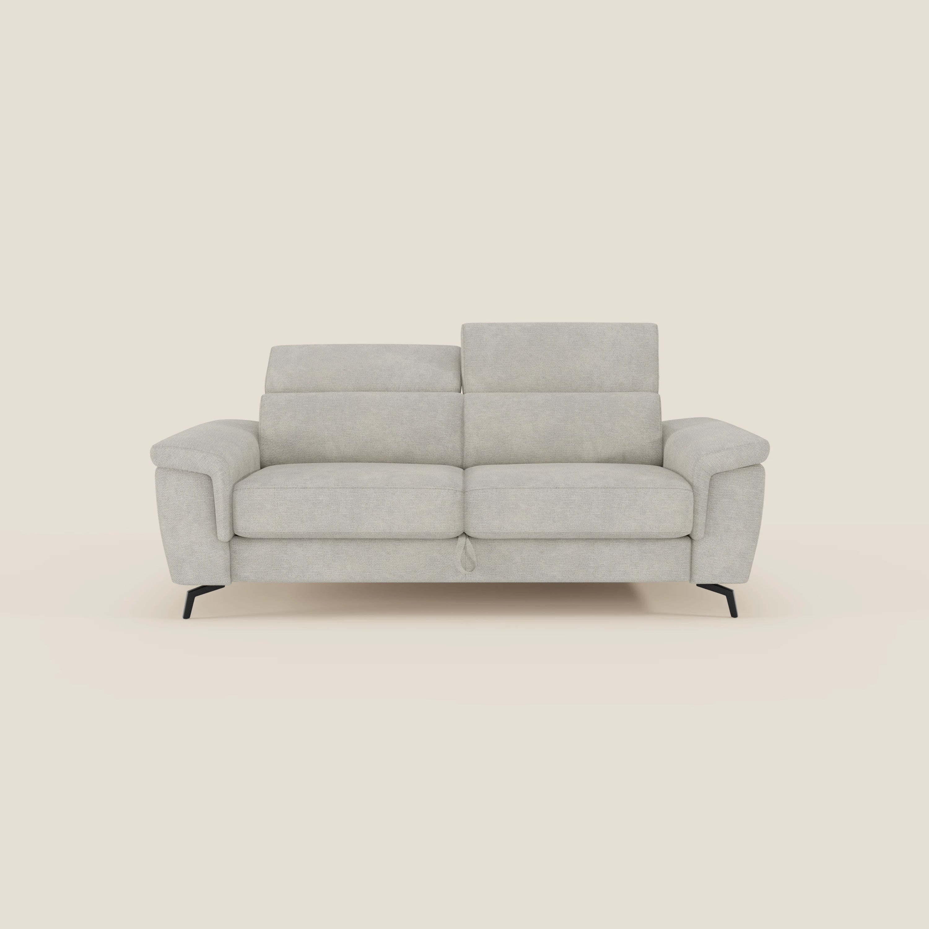 Il divano a 3 posti Estro con pouf estraibile di Divani.Store è caratterizzato da poggiatesta regolabili, tessuto panna T14 idrorepellente, cuscini morbidi, sottili gambe in metallo nero e braccioli leggermente angolati su uno sfondo bianco sporco.