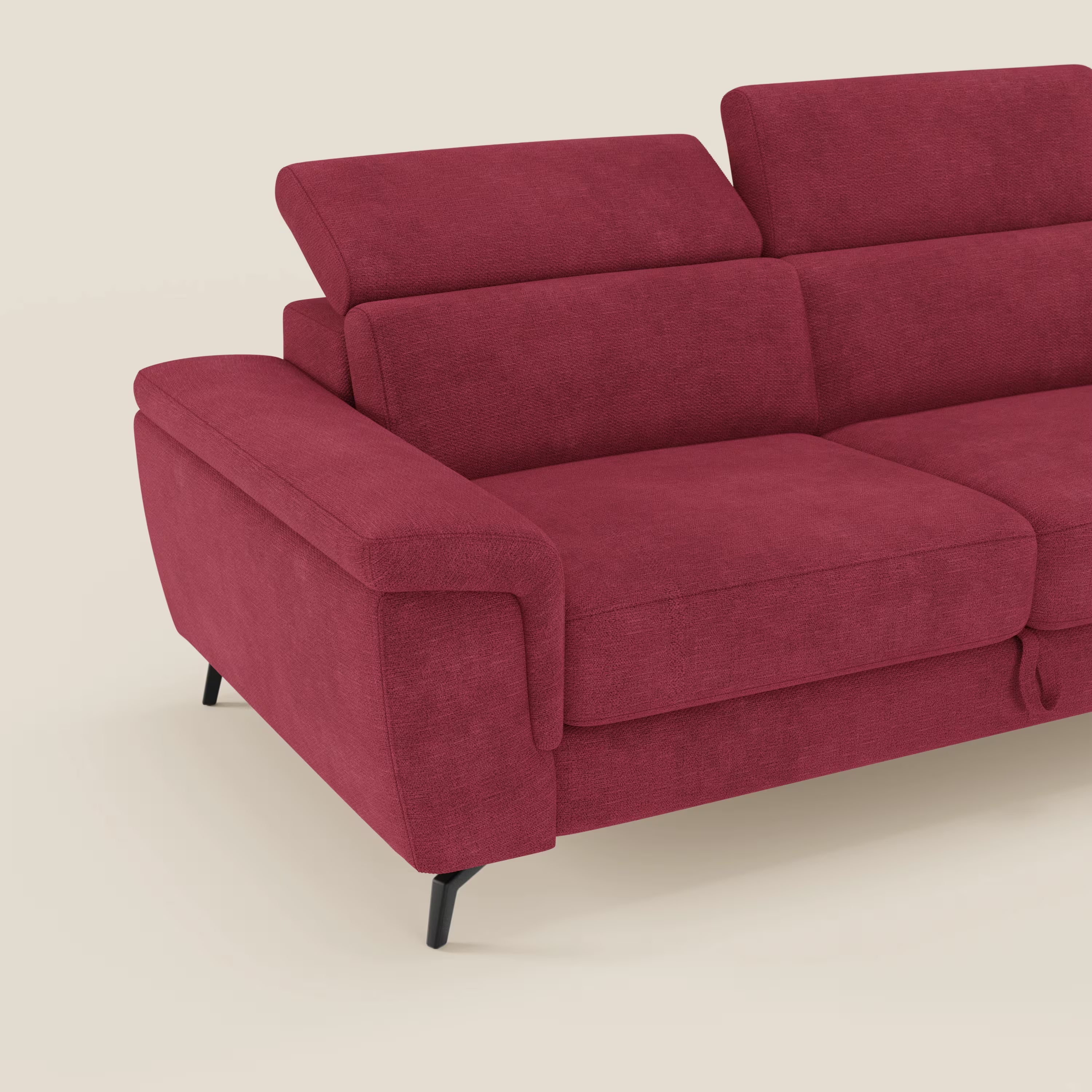 L'immagine mostra il lato sinistro di Estro Divano 3 posti con pouf estraibile di Divani.Store, caratterizzato da tessuto impermeabile T14 rosso, poggiatesta reclinabili, ampi braccioli imbottiti e gambe angolari nere su sfondo beige chiaro.