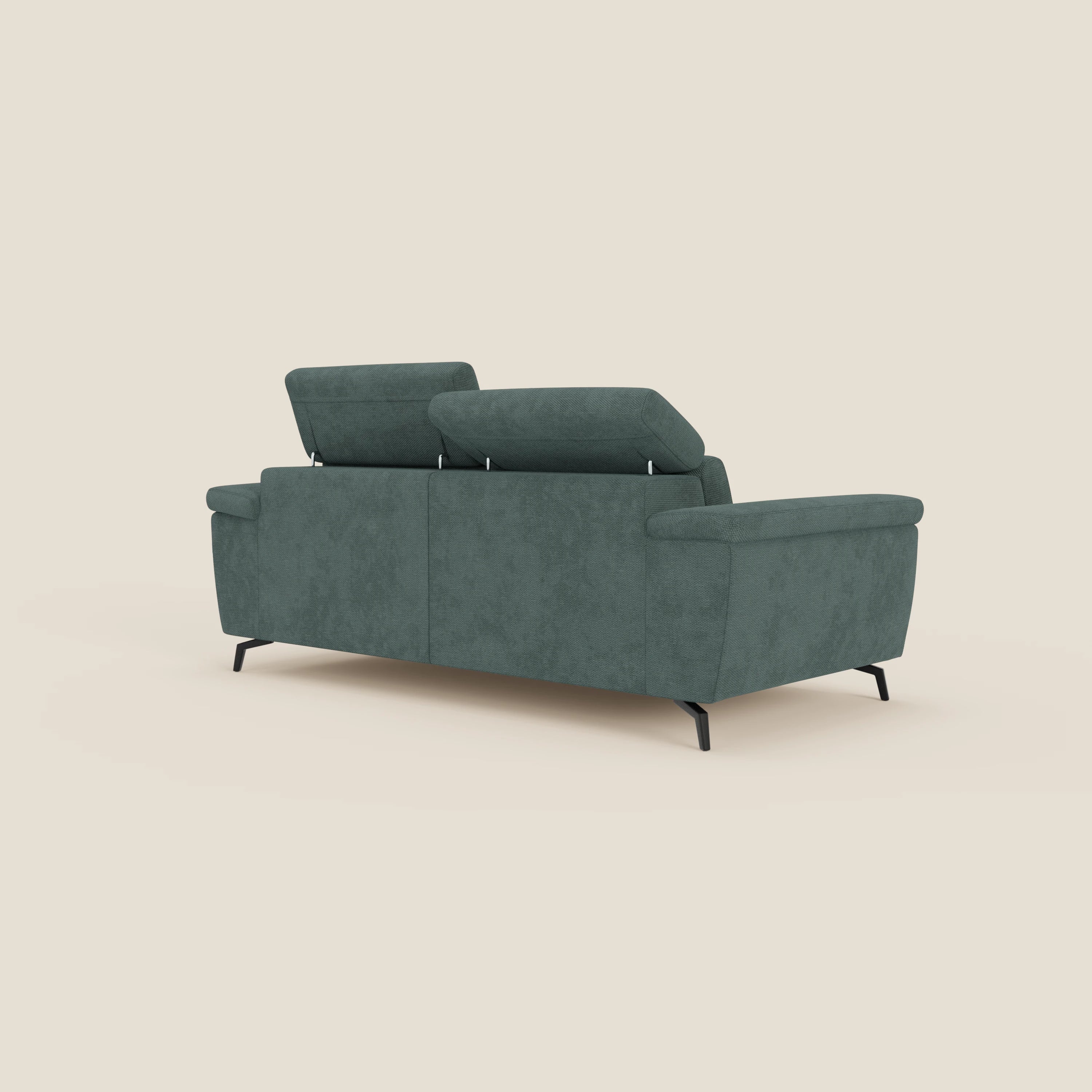 L'Estro Divano 3 posti con pouf estraibile di Divani.Store, in impermeabile T14 verde con poggiatesta reclinabili, è presentato dal retro su sottili gambe nere su uno sfondo beige chiaro per un look elegante.
