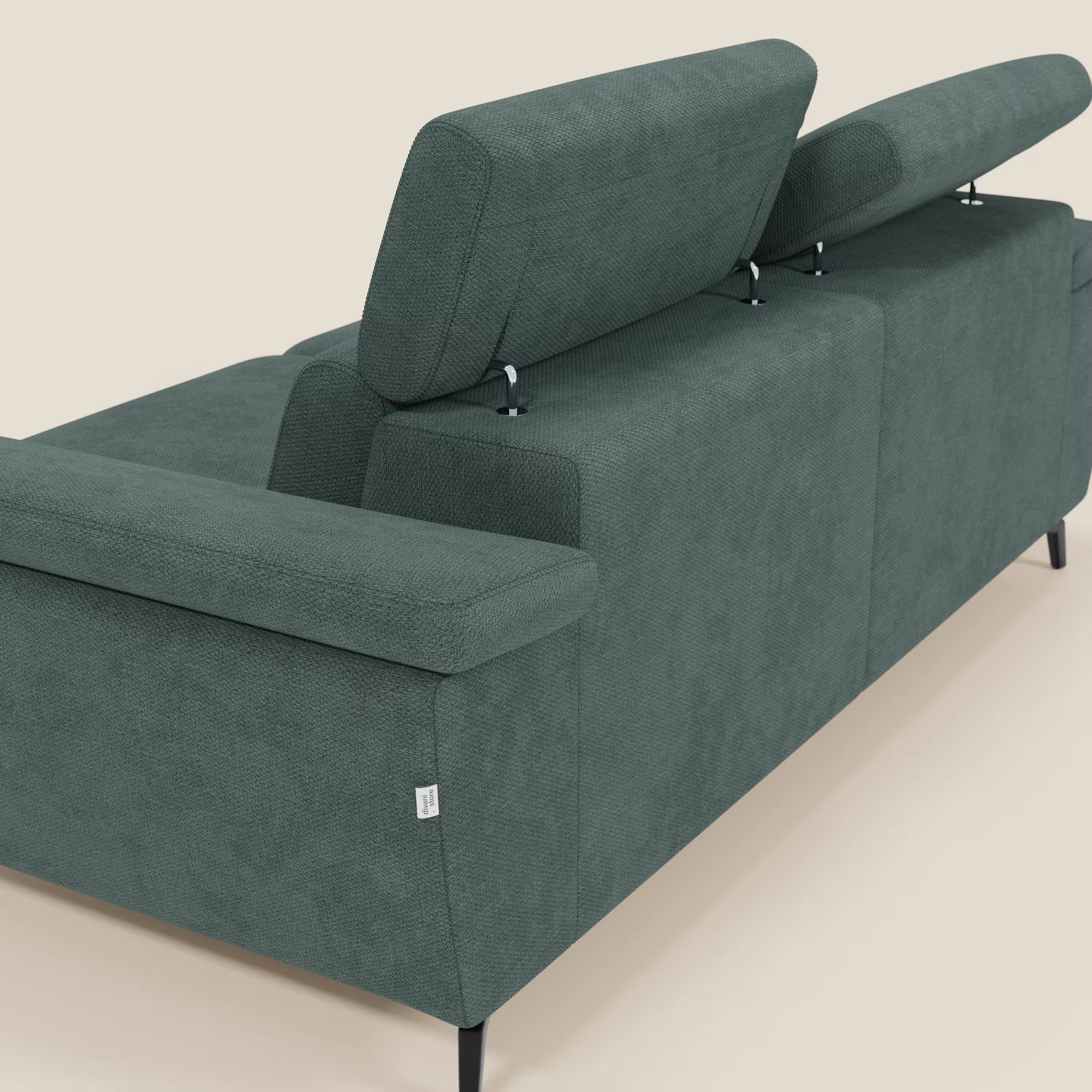 L'Estro Divano 3 posti di Divani.Store, con pouf estraibile e poggiatesta reclinabili in tessuto impermeabile T14 verde, è perfetto per rilassarsi con stile.