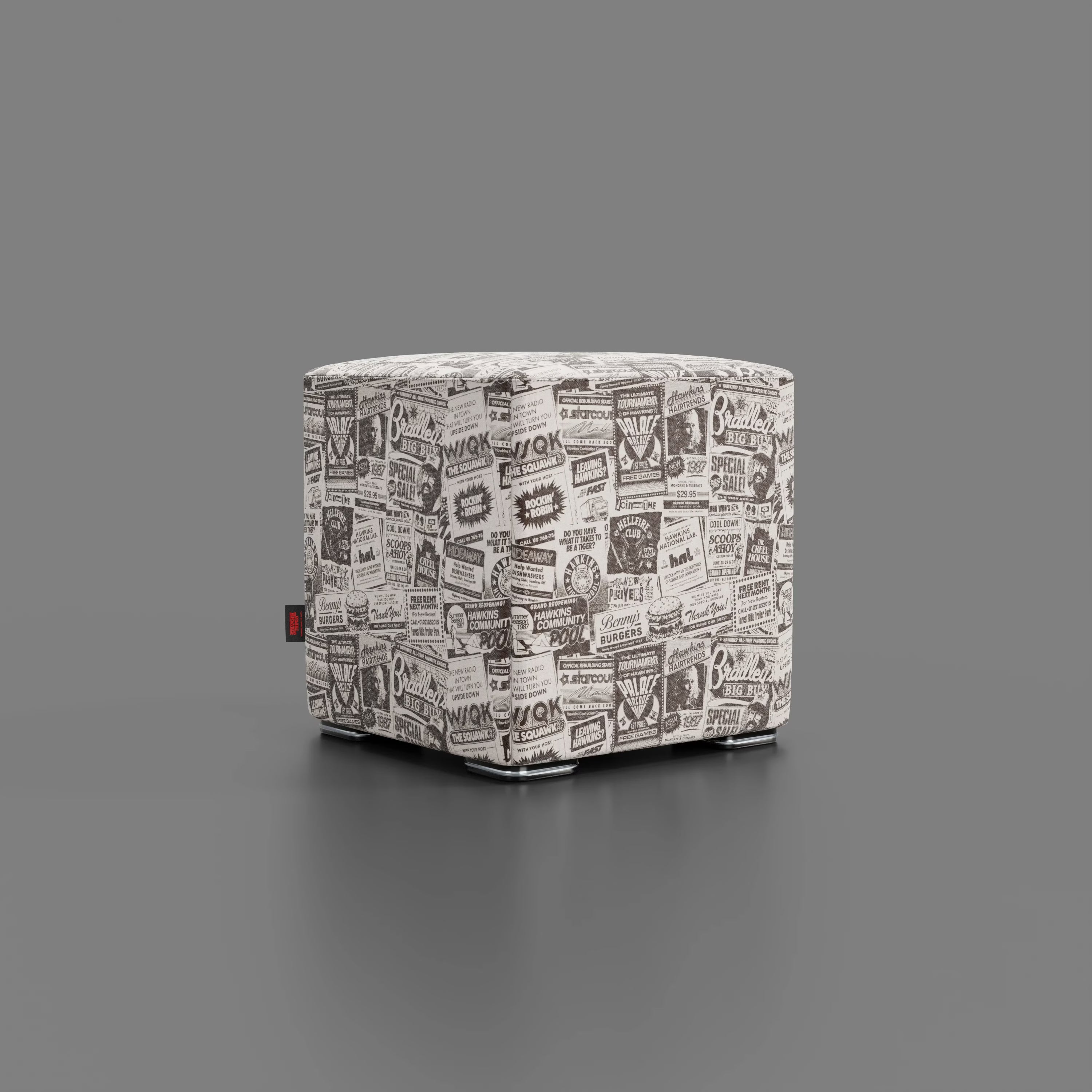 Il Pouf Cube Hawkins Post Stranger Things - Limited Edition Netflix di Divani.Store è caratterizzato da un rivestimento vintage in bianco e nero stampato su un giornale con annunci e testi retrò, oltre a una piccola etichetta in tessuto nero e rosso, perfetto per un arredamento dal design unico.