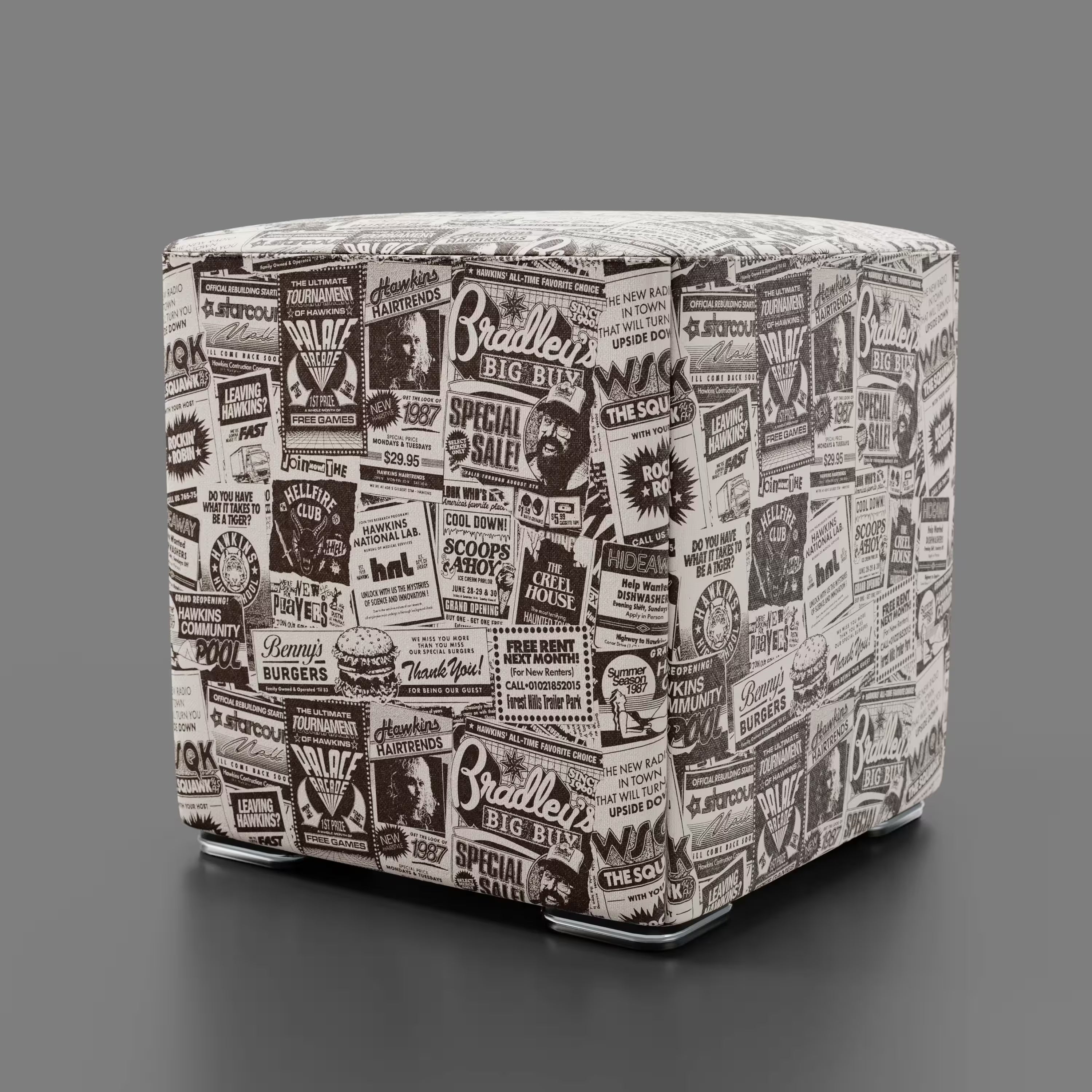 Il pouf a cubo Divani.Store Hawkins Post Stranger Things - Limited Edition Netflix, caratterizzato da un rivestimento con stampa di giornali vintage in bianco e nero, aggiunge un tocco unico al vostro arredamento, qui su sfondo grigio.