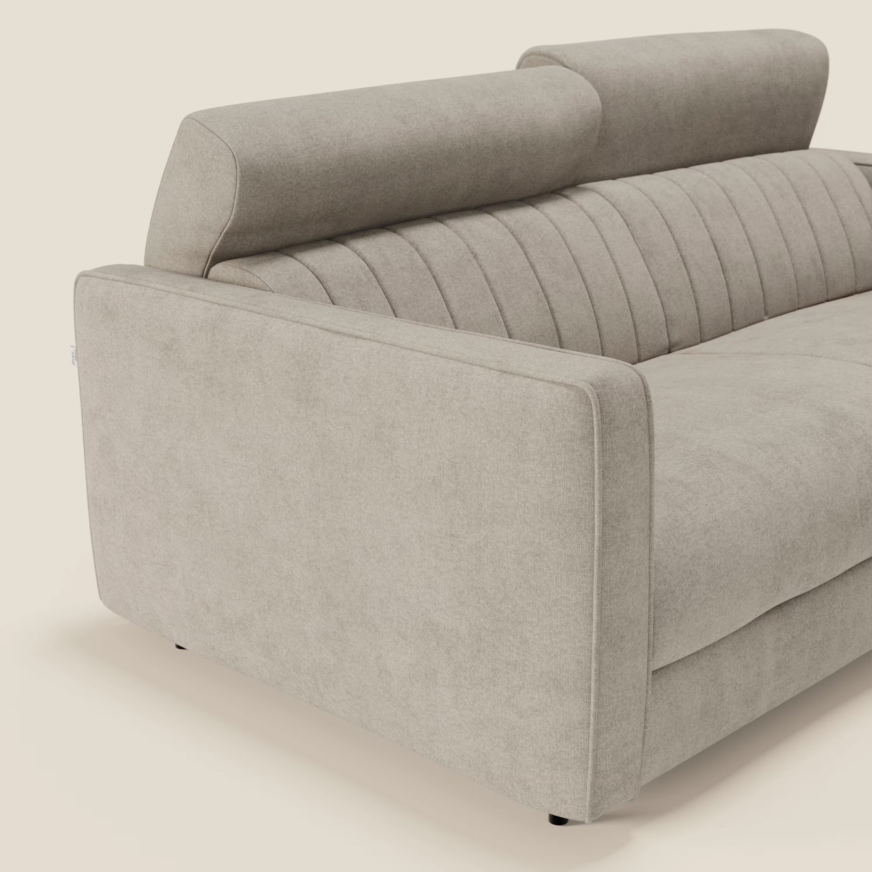 Un primo piano del Nivon Divano letto moderno di Divani.Store in tessuto impermeabile beige T25 presenta un'imbottitura soffice, cuciture verticali sullo schienale, un poggiatesta regolabile, un bracciolo sinistro e gambe eleganti che evidenziano un comfort e uno stile moderni.