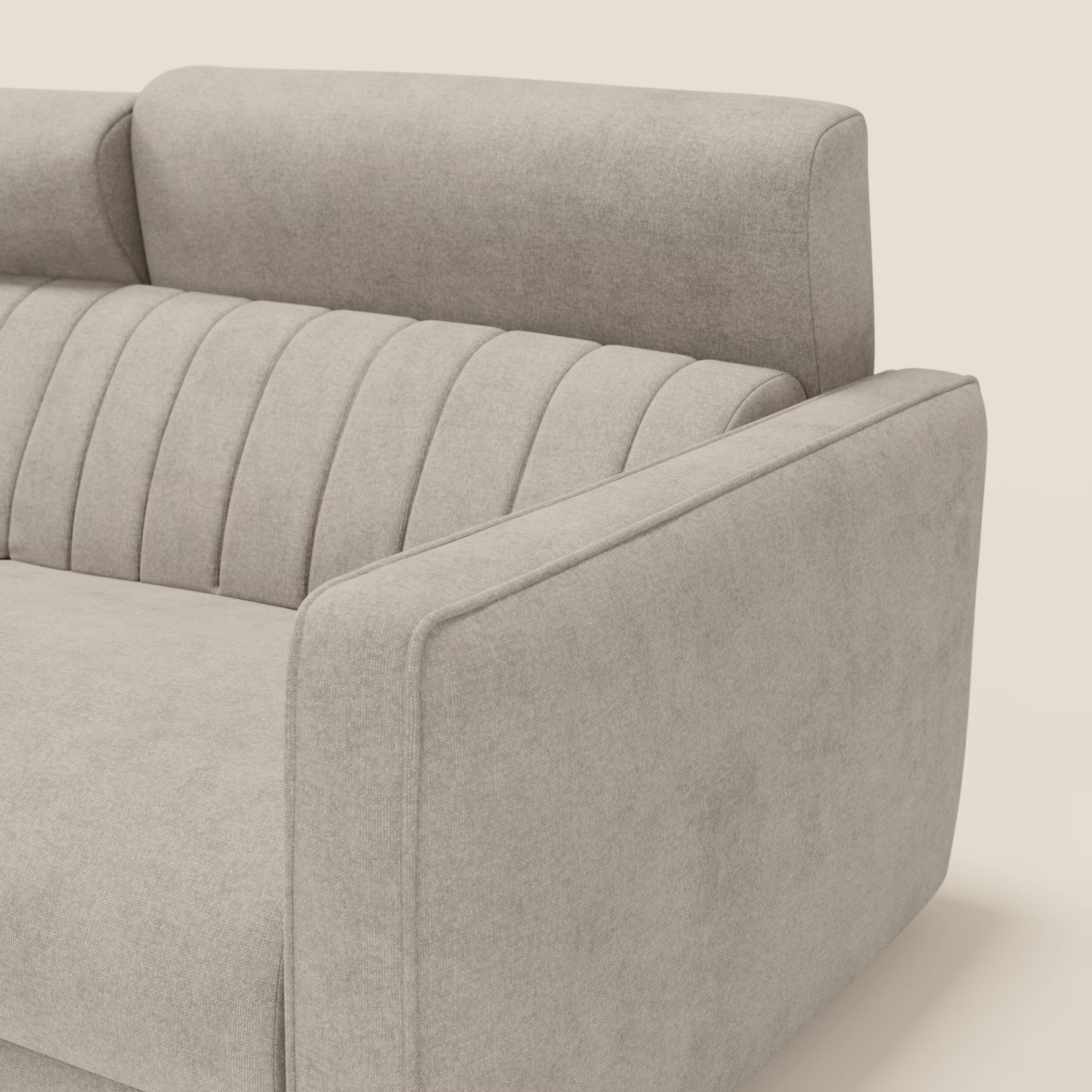 Primo piano del divano letto Nivon Divano moderno di Divani.Store, caratterizzato da schienale alto, ciuffi verticali, braccioli morbidi e tessuto impermeabile beige T25 per un look elegante e contemporaneo, con comfort e materasso H16 cm.