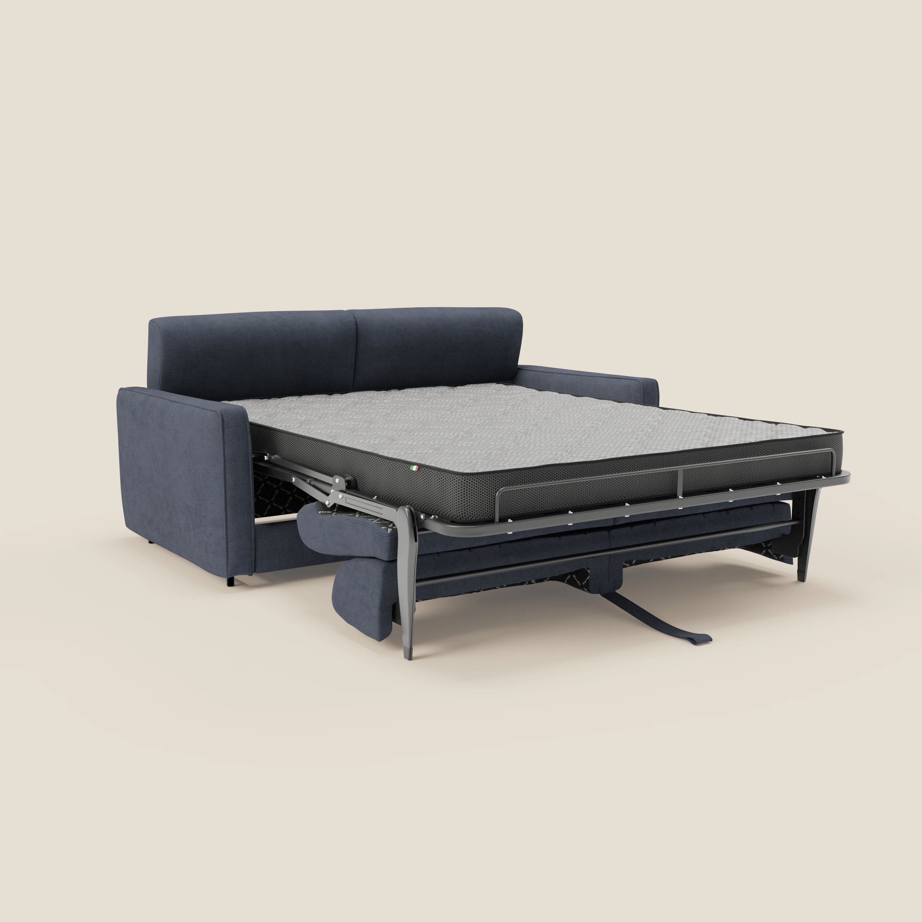 Il divano letto moderno Nivon di Divani.Store è caratterizzato da un tessuto impermeabile blu denim T25, gambe in metallo, struttura pieghevole, materasso H16 cm e poggiatesta regolabili. Il divano è presentato completamente esteso con schienale e braccioli in posizione verticale su uno sfondo beige.