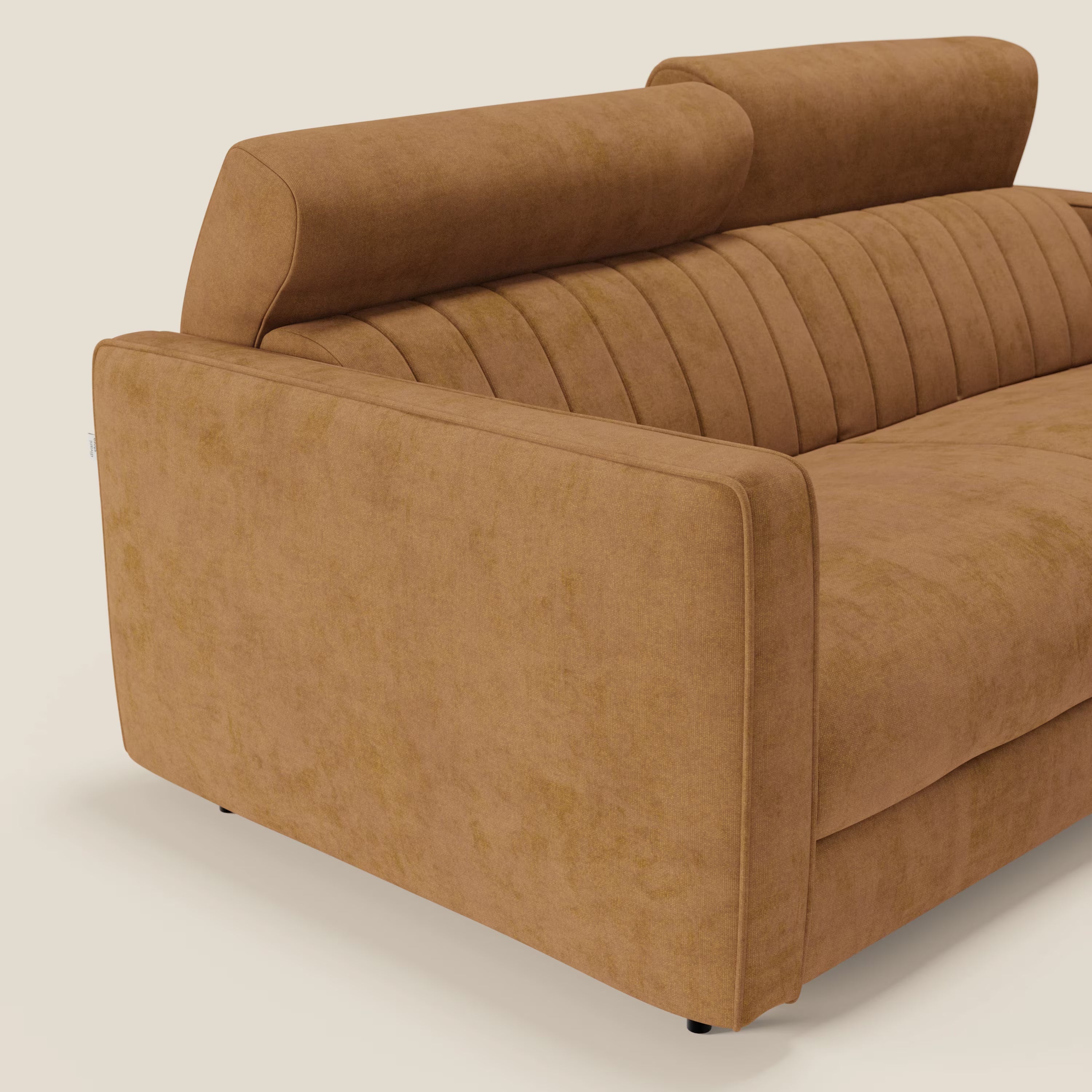 Primo piano di Nivon Divano letto moderno di Divani.Store in tessuto impermeabile giallo senape T25 con ampi braccioli, schienale a coste e poggiatesta regolabile. Lo sfondo bianco sporco ne evidenzia la consistenza e il comfort. Altezza materasso: 16 cm.