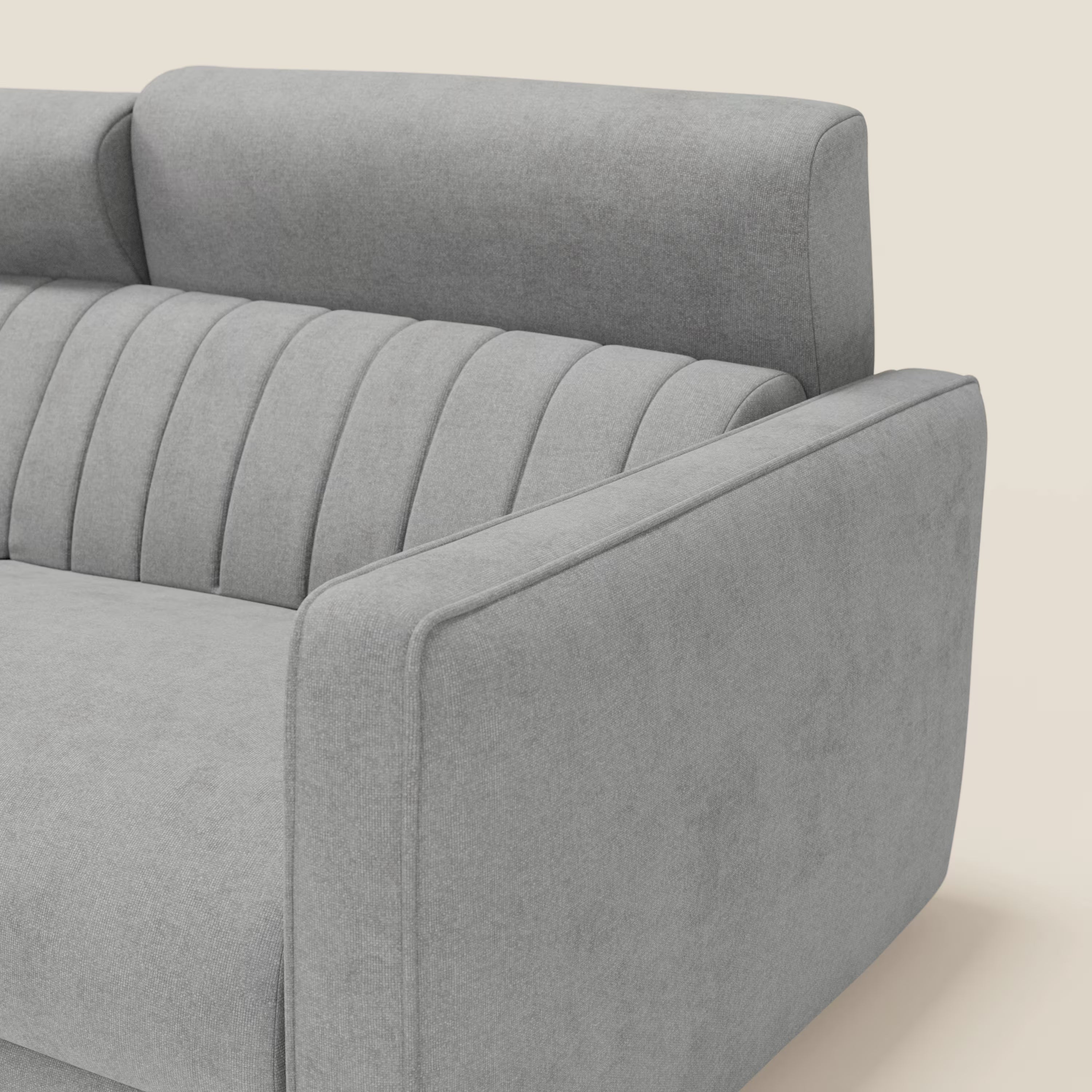 Un primo piano di Nivon Divano letto moderno di Divani.Store in grigio T25 impermeabile mostra lo schienale alto, gli spessi braccioli imbottiti e il ciuffo verticale, evidenziandone il comfort e il design moderno su uno sfondo bianco sporco.