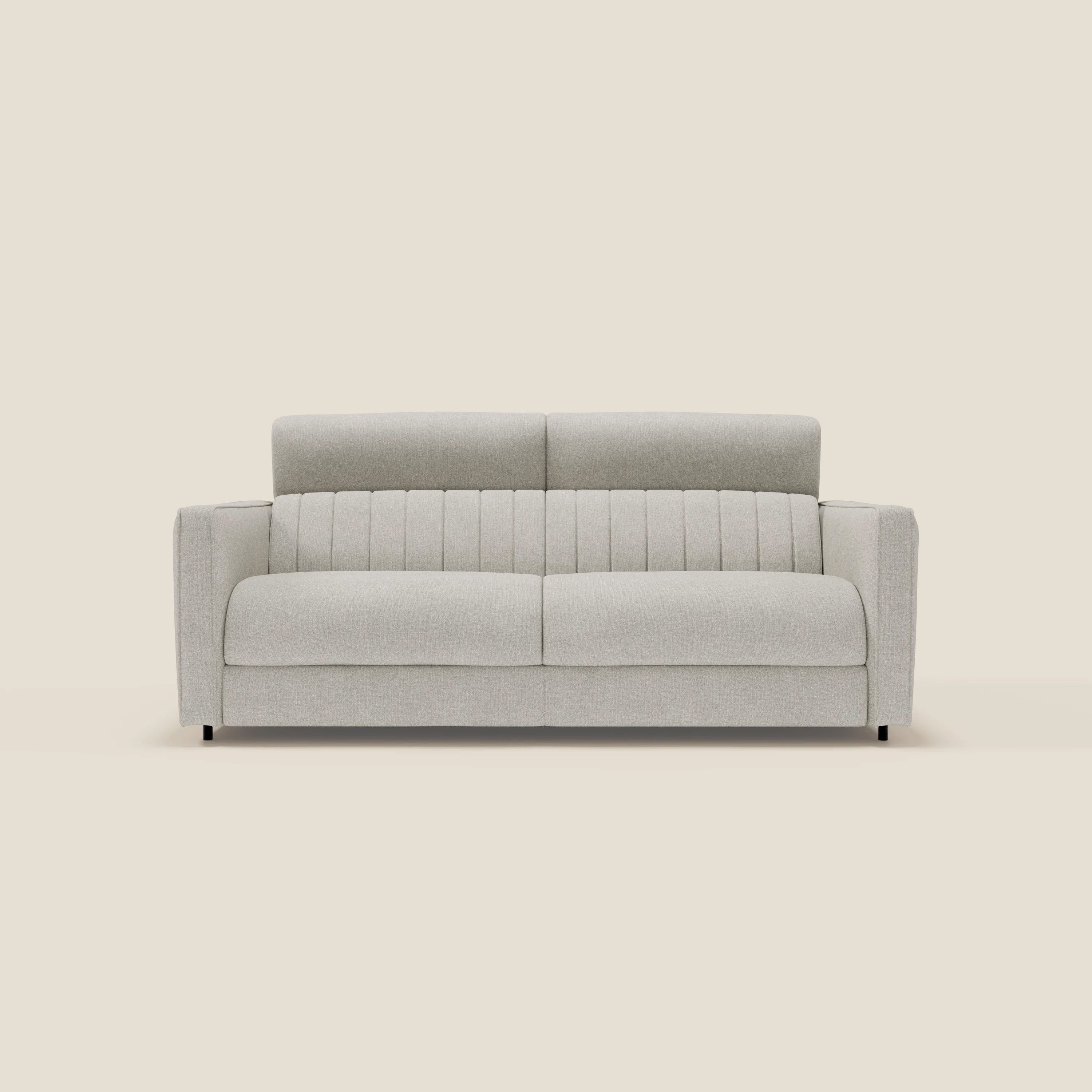 Nivon Divano letto moderno di Divani.Store è un divano a due posti in tessuto impermeabile panna T25, caratterizzato da cuciture verticali sullo schienale, braccioli quadrati, materasso H16 cm e poggiatesta, il tutto su uno sfondo bianco sporco.