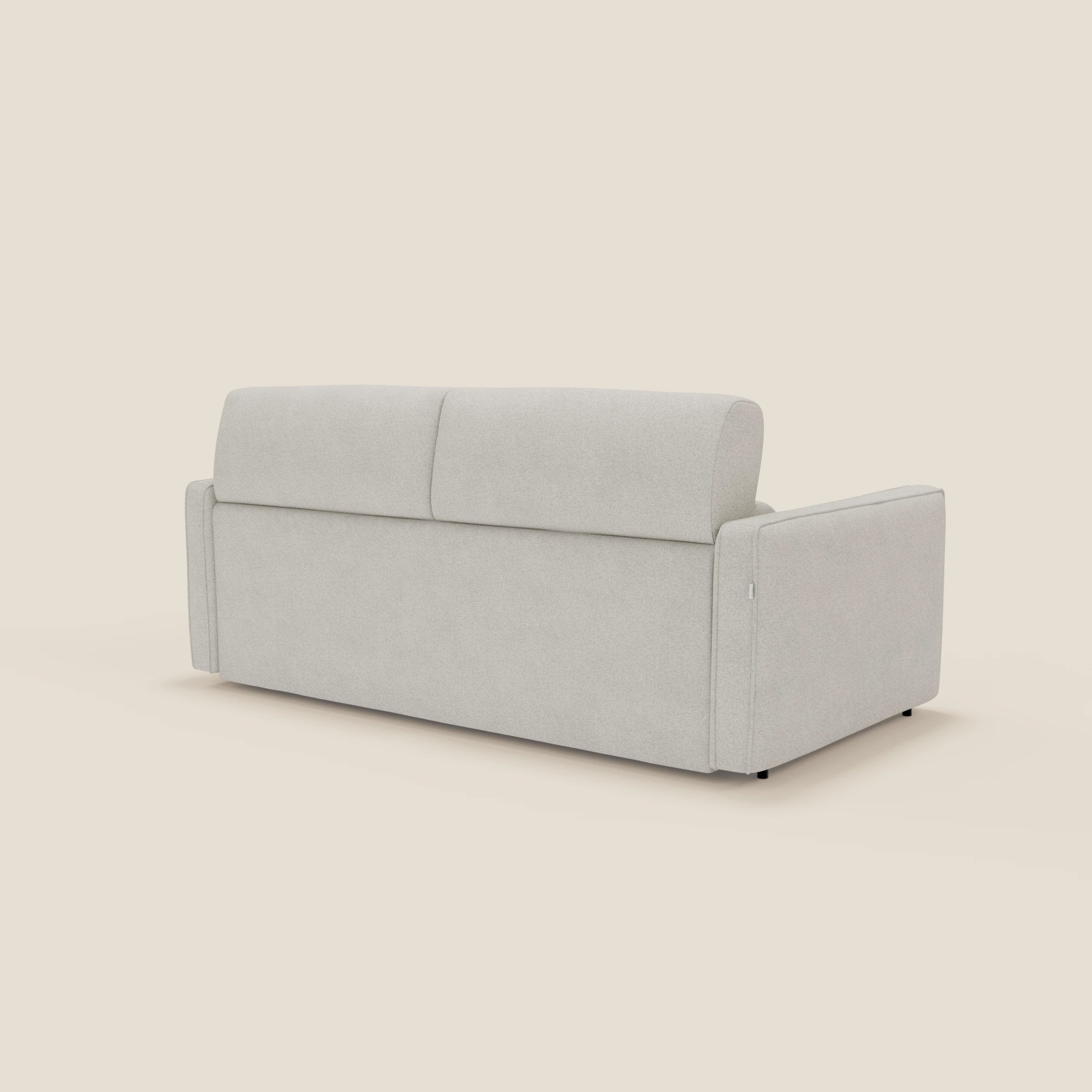 Il Nivon Divano letto moderno di Divani.Store è caratterizzato da tessuto panna T25 impermeabile, schienale alto, braccioli ampi e materasso H16 cm. Visto da dietro, ha una forma rettangolare senza gambe visibili su uno sfondo beige chiaro.