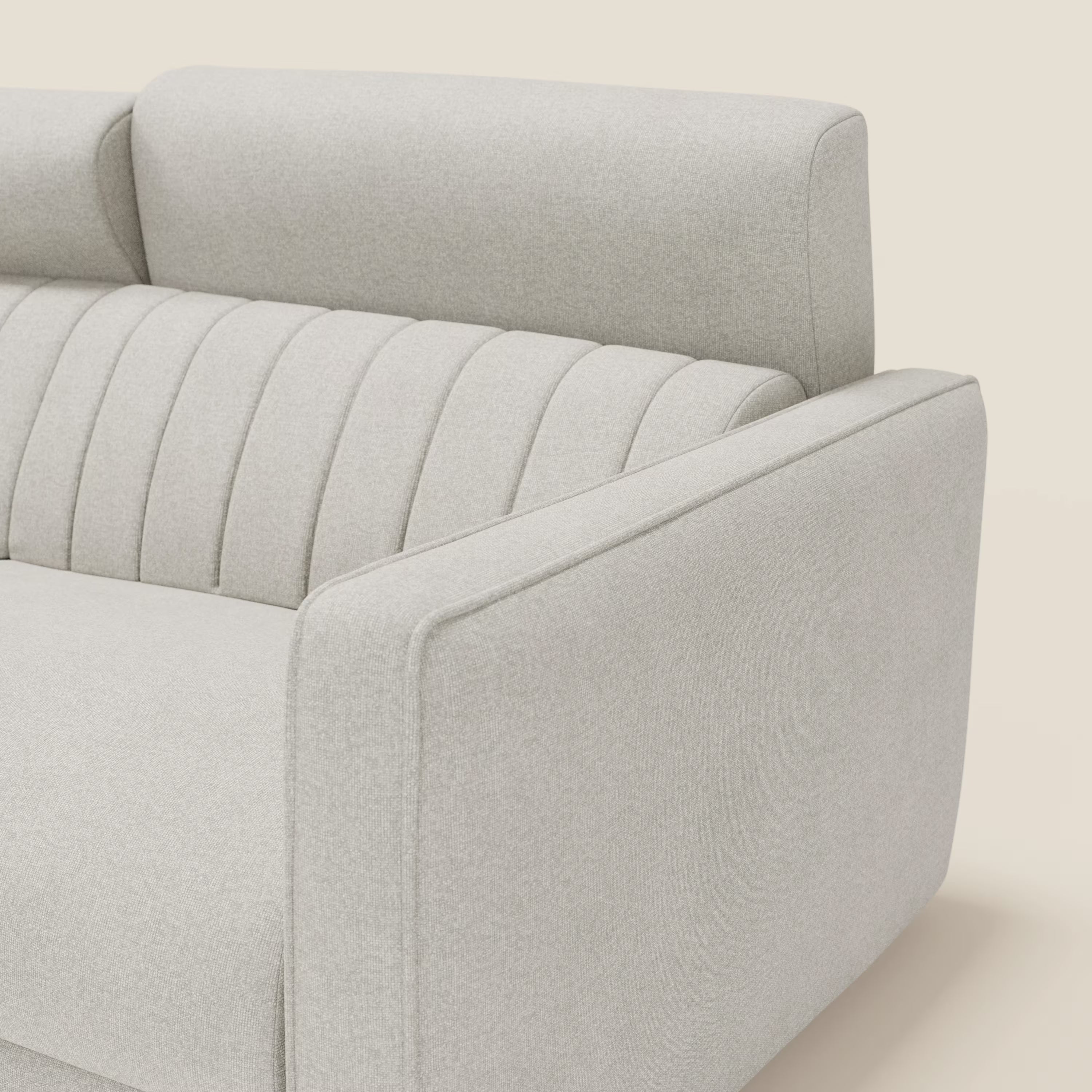 Il Nivon Divano letto moderno di Divani.Store è caratterizzato da tessuto impermeabile panna T25, materasso H16 cm, poggiatesta, ampio bracciolo, schienale con ciuffo verticale e linee pulite per un comfort contemporaneo. Lo sfondo è bianco sporco.
