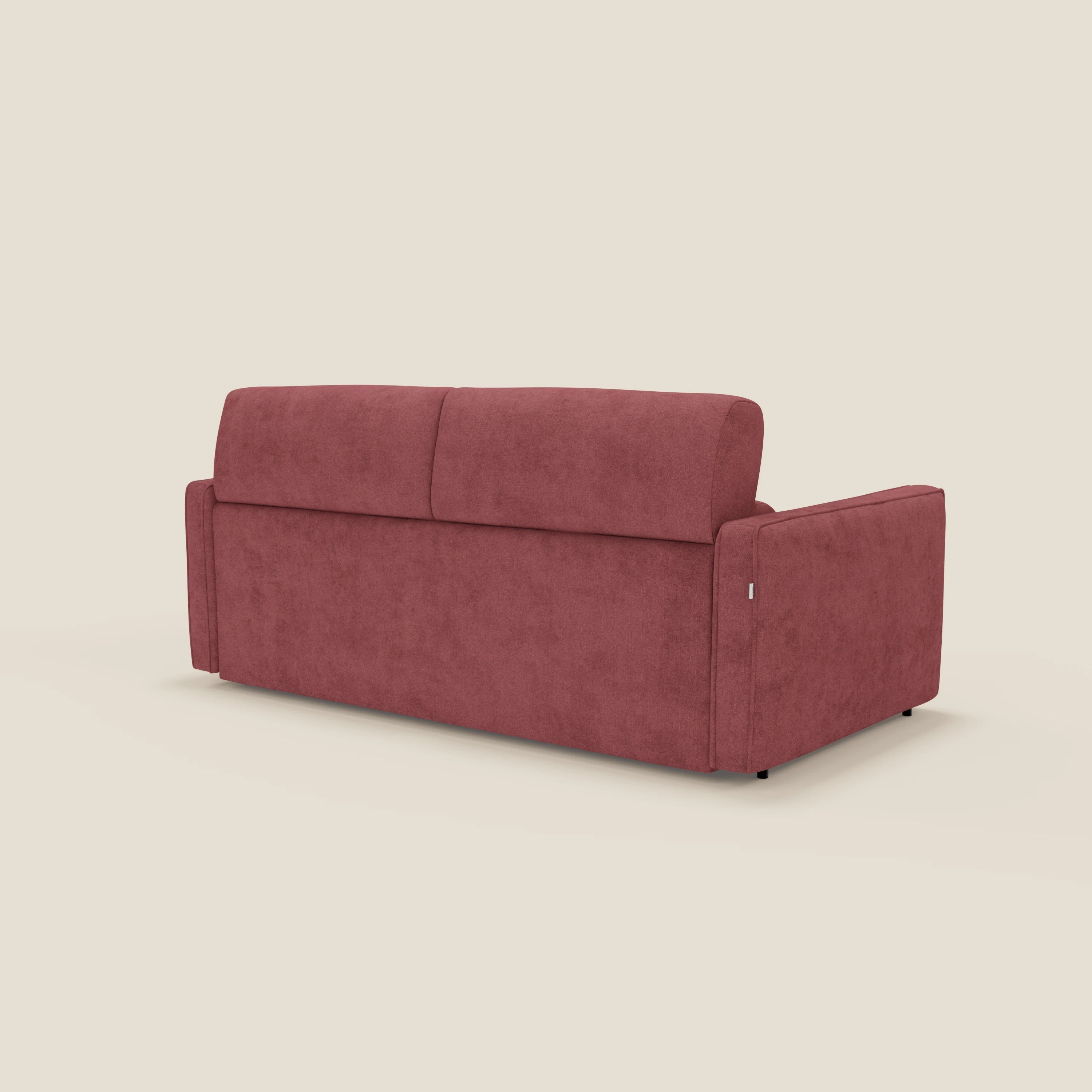 Il Nivon Divano letto moderno di Divani.Store, rivestito in tessuto impermeabile T25 rosso, è caratterizzato da un alto schienale sdoppiato, linee rette, ampi braccioli e un materasso di 16 cm: un design italiano perfetto, mostrato in obliquo su uno sfondo bianco sporco.