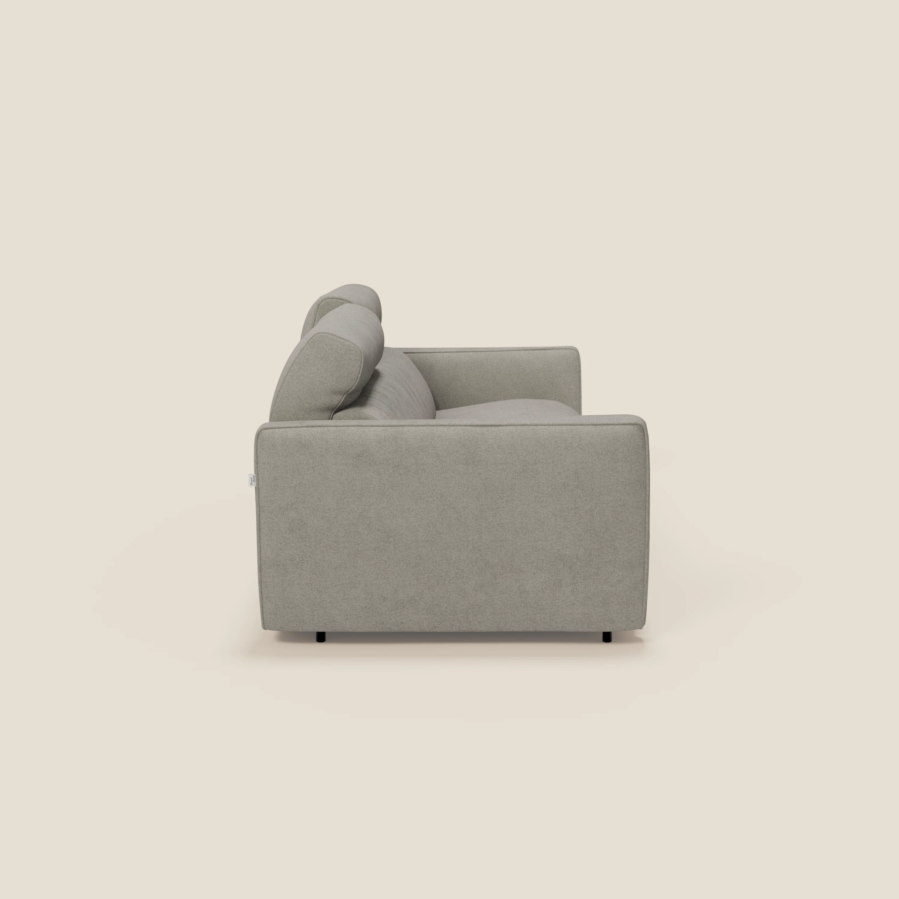Vista laterale di Nivon Divano letto moderno di Divani.Store in tessuto impermeabile T25 tortora, con braccioli squadrati, schienale imbottito e poggiatesta regolabile. Il design minimalista è caratterizzato da gambe corte su uno sfondo bianco sporco.