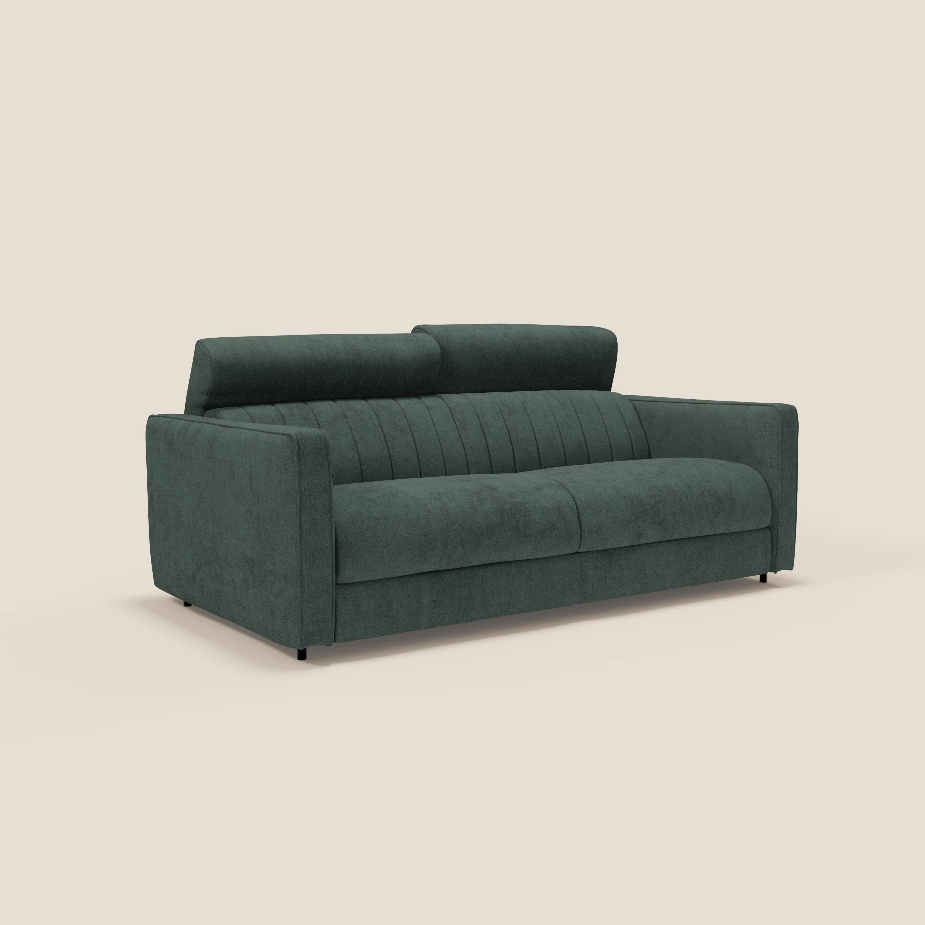 Il divano letto moderno Nivon di Divani.Store, in tessuto impermeabile T25 verde scuro, è caratterizzato da schienale basso, ampi braccioli, ciuffi verticali, cuscini angolari dello schienale, materasso H16 cm e poggiatesta, il tutto su uno sfondo beige chiaro.