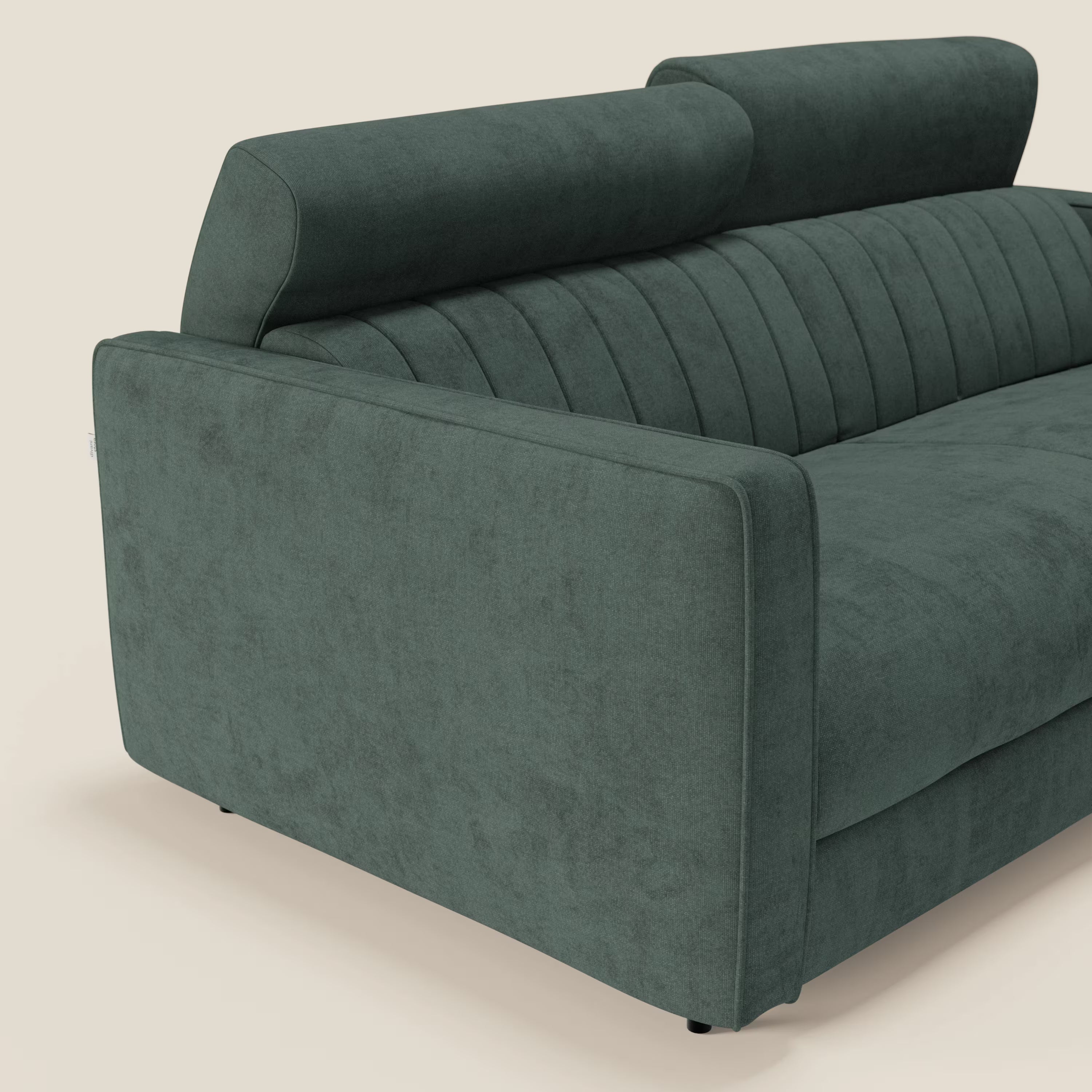 Il Nivon Divano letto moderno di Divani.Store è caratterizzato da un tessuto impermeabile T25 verde scuro, un materasso da 16 cm, poggiatesta regolabili, ciuffi verticali a canale, ampi braccioli ed eleganti gambe nere, perfette per gli spazi moderni con uno sfondo beige chiaro.