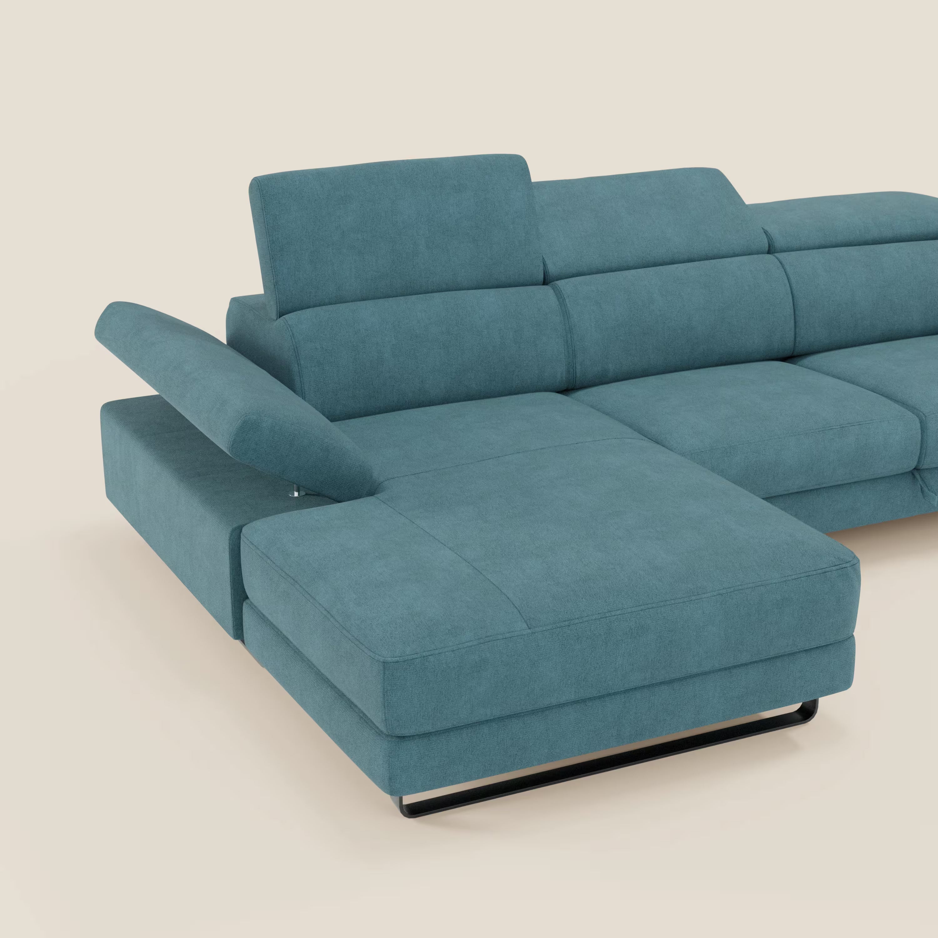 Il divano angolare estraibile Zayana di Divani.Store in tessuto impermeabile T02 azzurro è caratterizzato da una chaise longue sinistra, braccioli e poggiatesta regolabili, con il braccio sinistro parzialmente sollevato. Poggia su gambe basse in metallo nero su uno sfondo beige chiaro.
