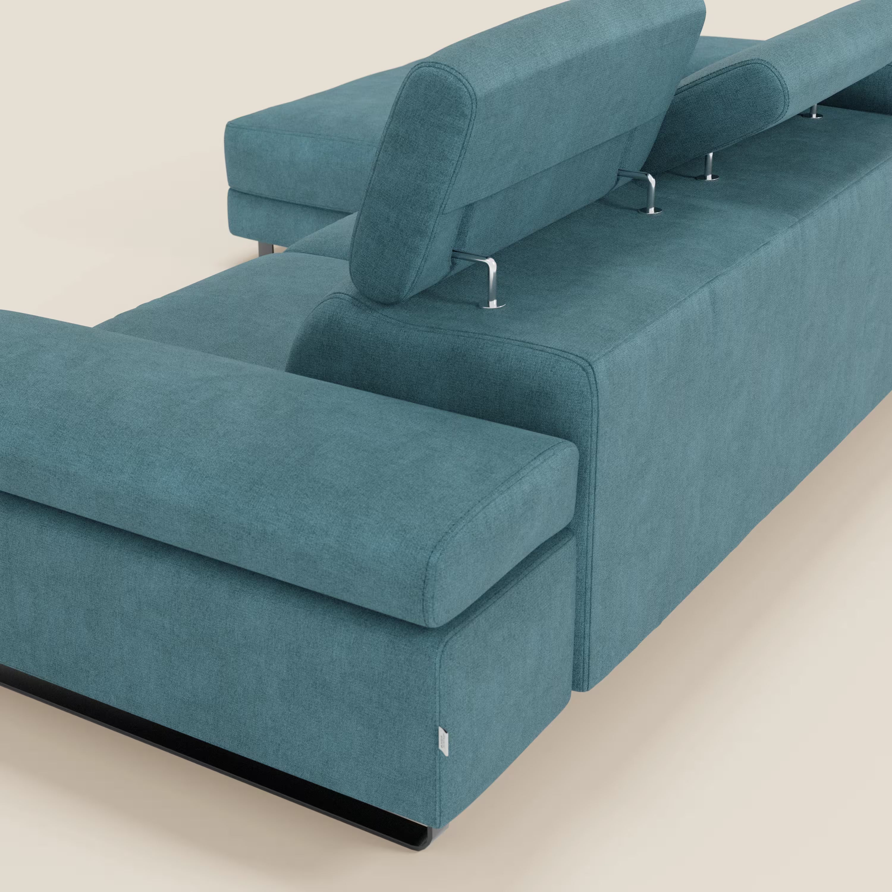 Il divano angolare estraibile Zayana di Divani.Store è caratterizzato da braccioli e poggiatesta reclinabili con barre in metallo, morbido tessuto impermeabile T02 azzurro e un design elegante e contemporaneo perfetto per gli spazi moderni.