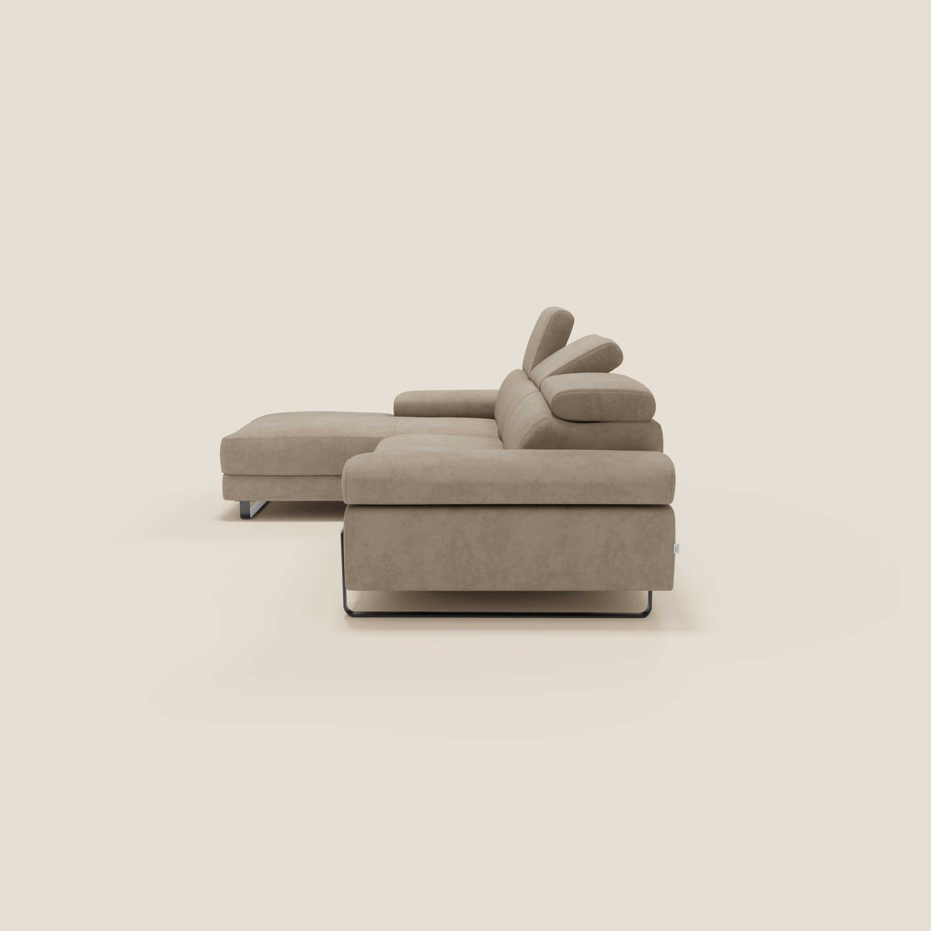 Il divano angolare estraibile Zayana di Divani.Store è caratterizzato da braccioli e poggiatesta reclinabili, chaise lounge a sinistra, tessuto impermeabile T02 beige e sottili gambe in metallo. Design moderno con linee pulite e cuscini morbidi su sfondo chiaro.