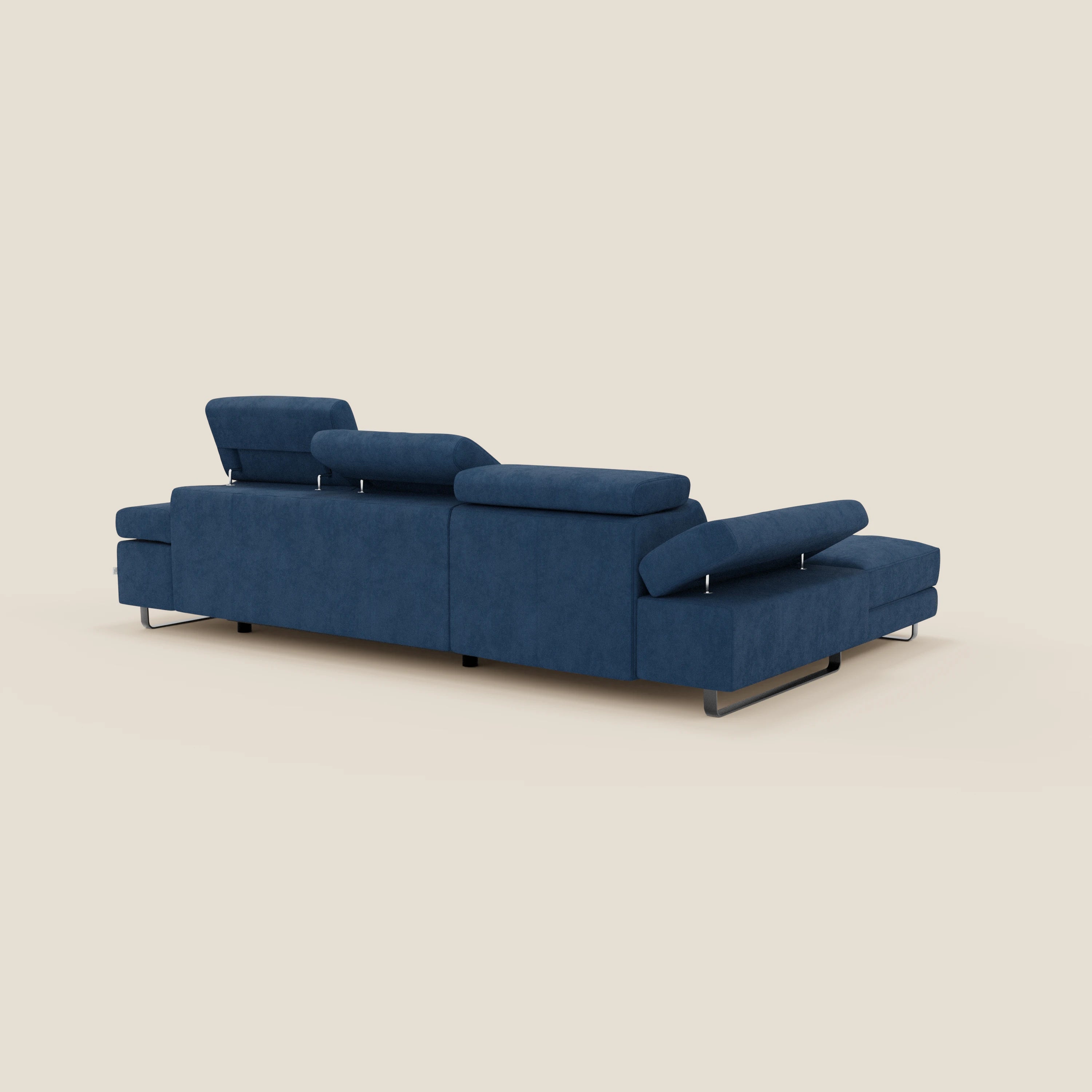 Il divano angolare estraibile Zayana di Divani.Store è caratterizzato da braccioli e poggiatesta reclinabili in tessuto idrorepellente T02 blu, con gambe basse in metallo per un tocco moderno, perfetto su uno sfondo beige neutro.