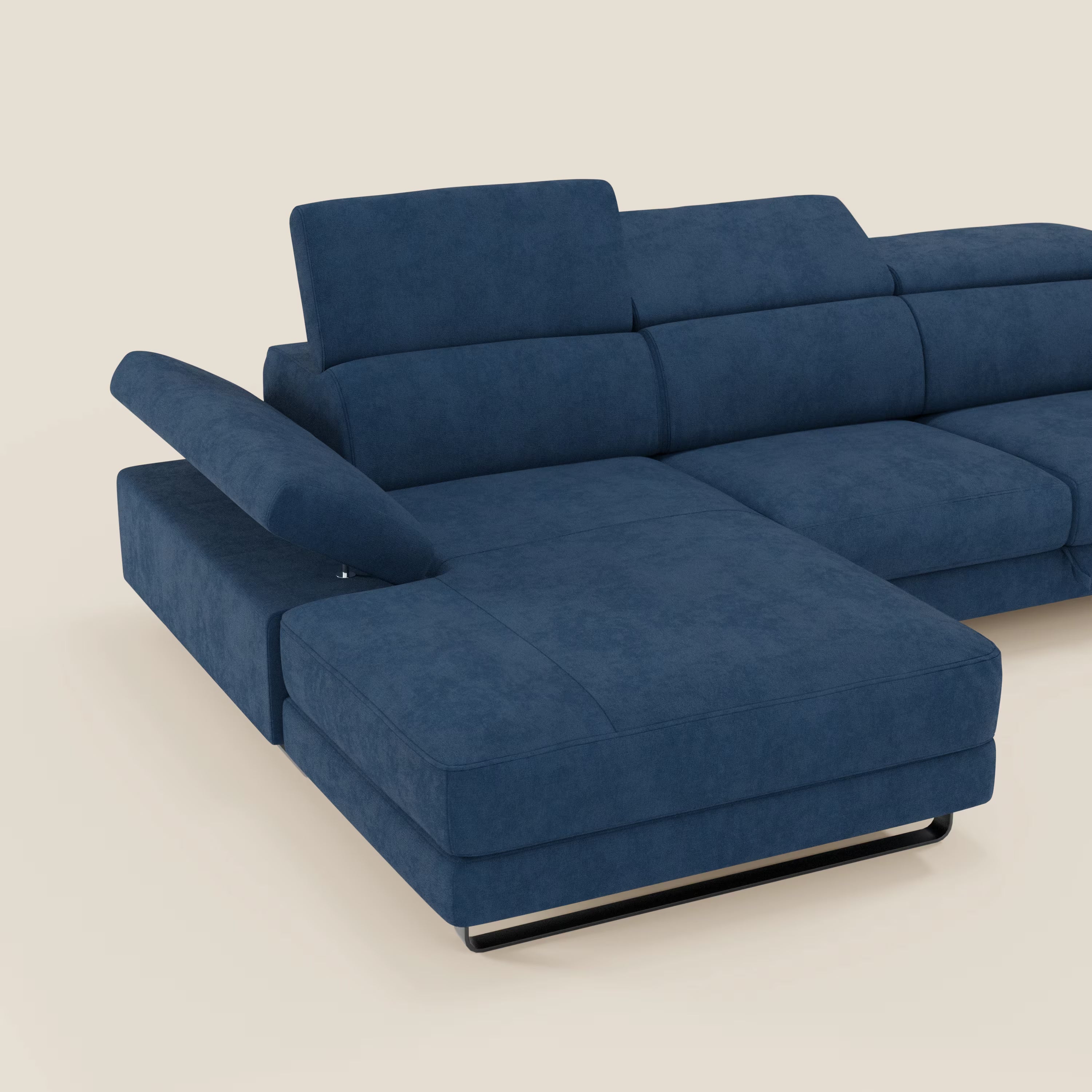 Il divano angolare estraibile Zayana di Divani.Store è caratterizzato da braccioli e poggiatesta reclinabili, tessuto impermeabile blu T02, cuscini morbidi, gambe sottili in metallo nero e poggiatesta sinistro rialzato, il tutto su uno sfondo beige.