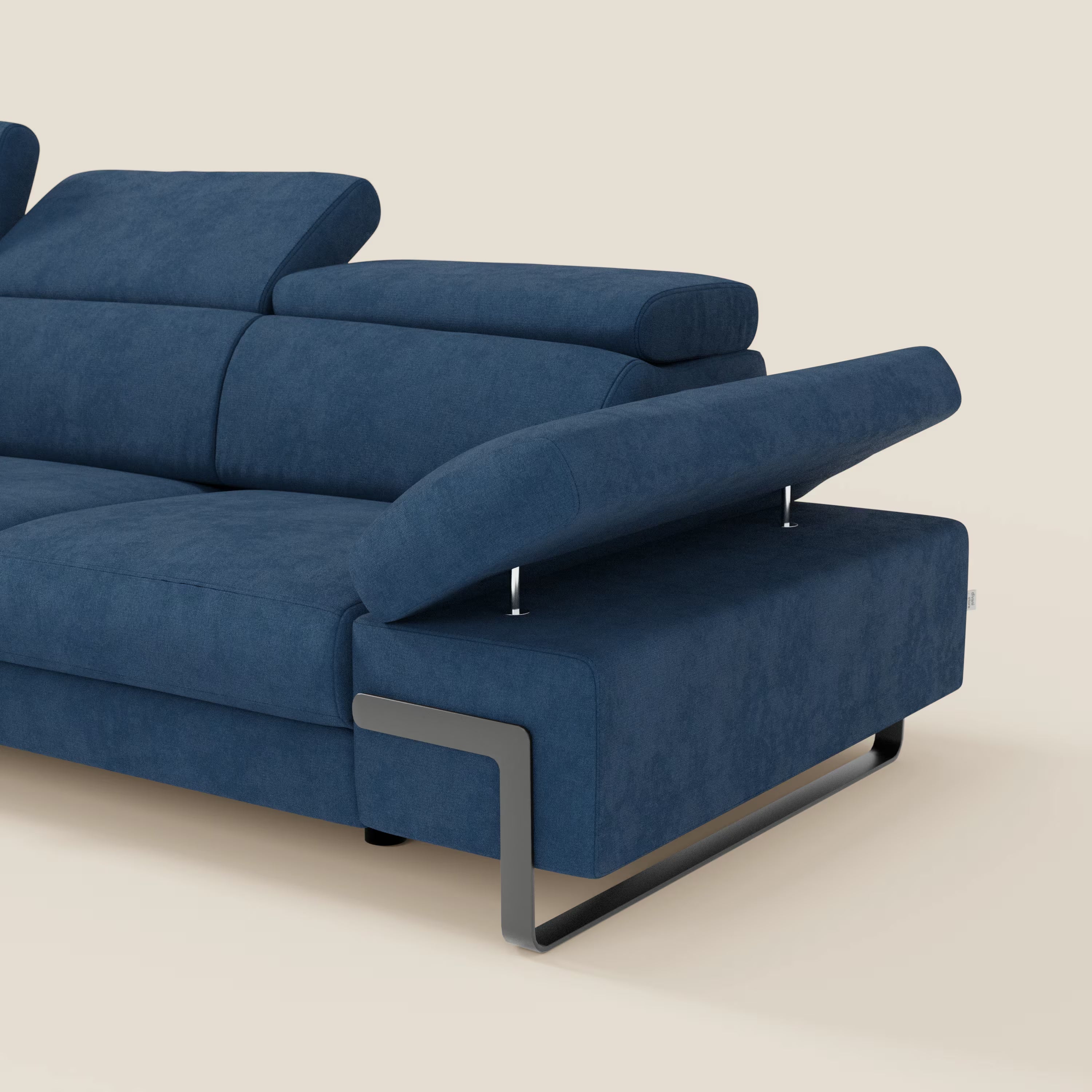 Il divano angolare estraibile Zayana di Divani.Store è caratterizzato da braccioli e poggiatesta reclinabili in tessuto idrorepellente T02 blu con struttura in metallo. Il bracciolo destro si inclina per garantire il massimo comfort. Presentato su sfondo beige.