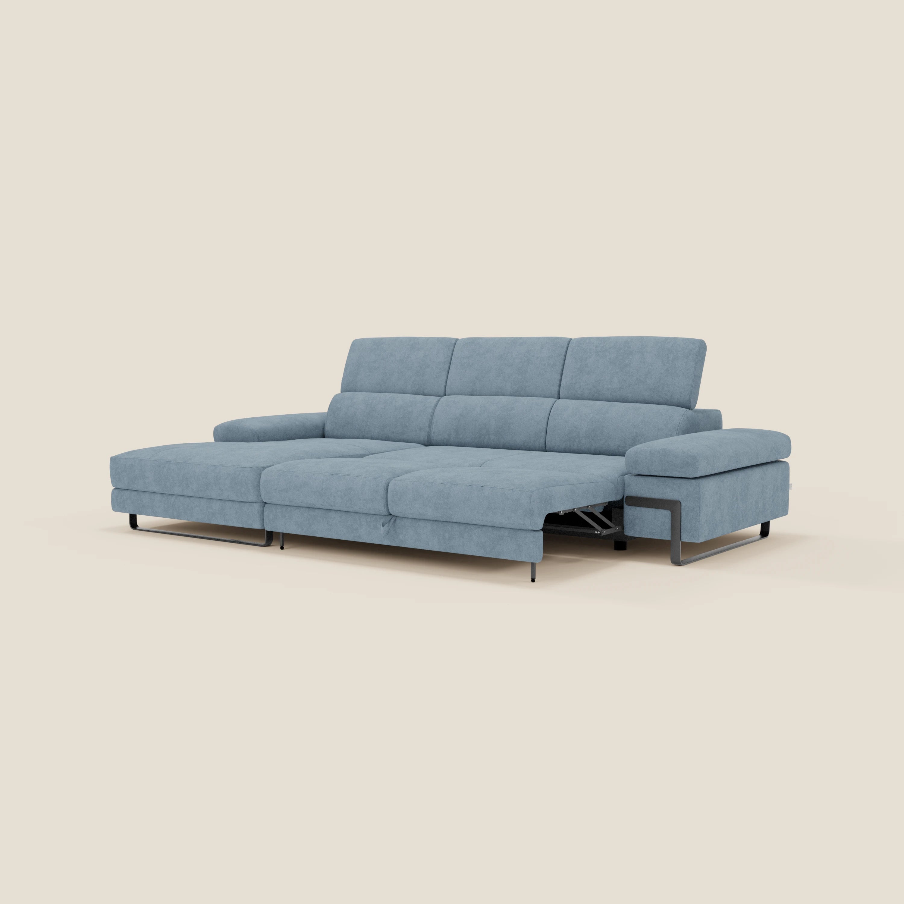 Il divano angolare estraibile Zayana di Divani.Store in T02 carta da zucchero è caratterizzato da braccioli e poggiatesta reclinabili, tessuto idrorepellente, gambe sottili nere e chaise lounge a destra.