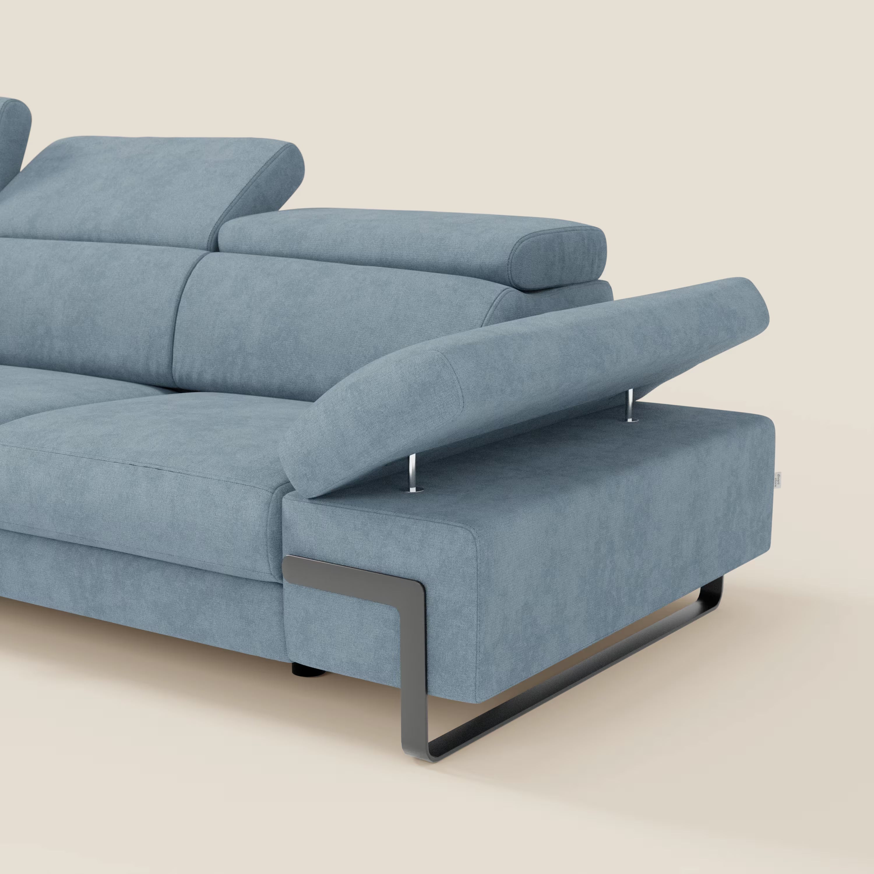 Un primo piano del divano angolare estraibile Zayana di Divani.Store, che mostra l'elegante tessuto idrorepellente T02 carta da zucchero con braccioli e poggiatesta reclinabili.