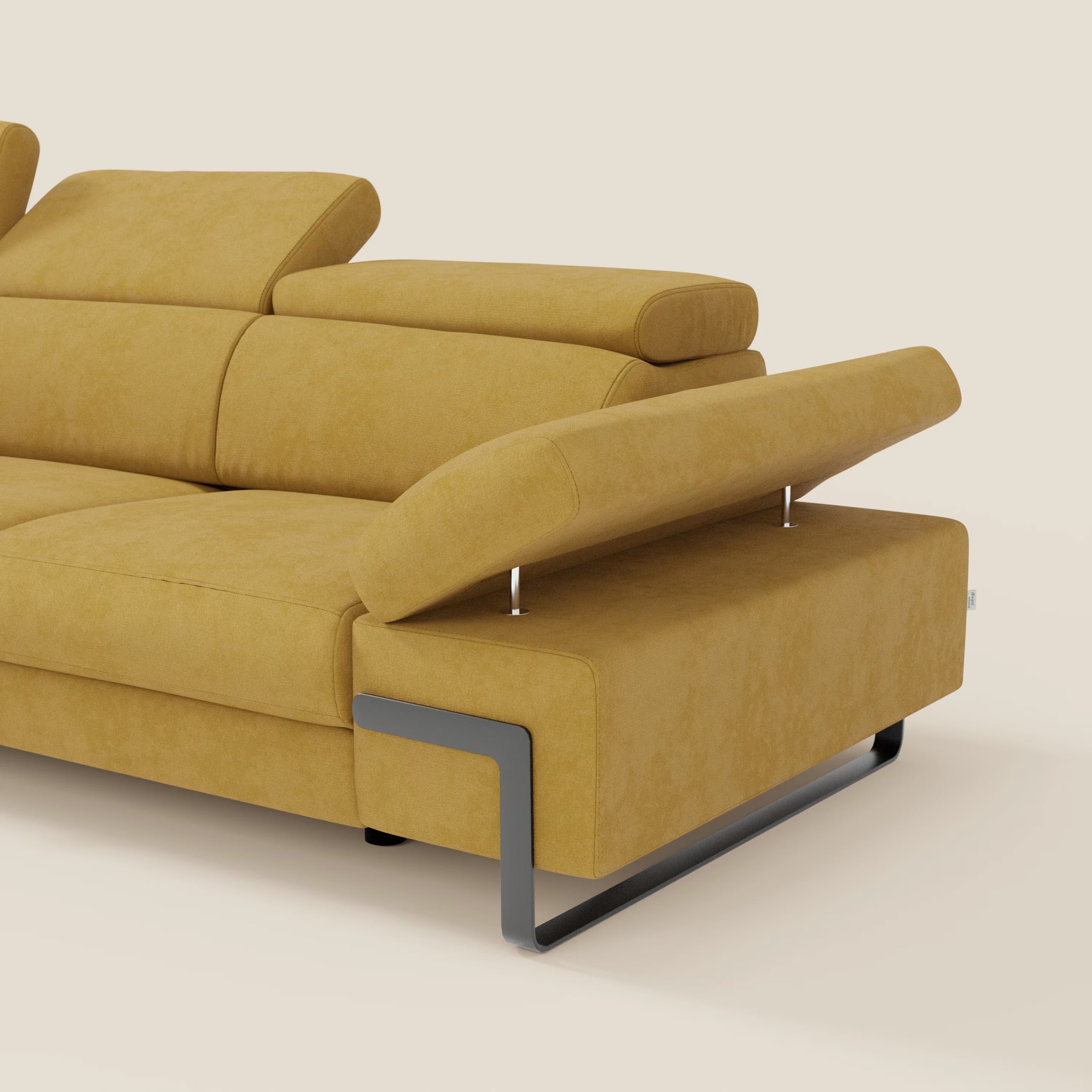 Il divano angolare estraibile Zayana di Divani.Store in impermeabile T02 giallo è caratterizzato da braccioli e poggiatesta reclinabili, morbida imbottitura, gambe in metallo e un design elegante e contemporaneo, su sfondo beige.