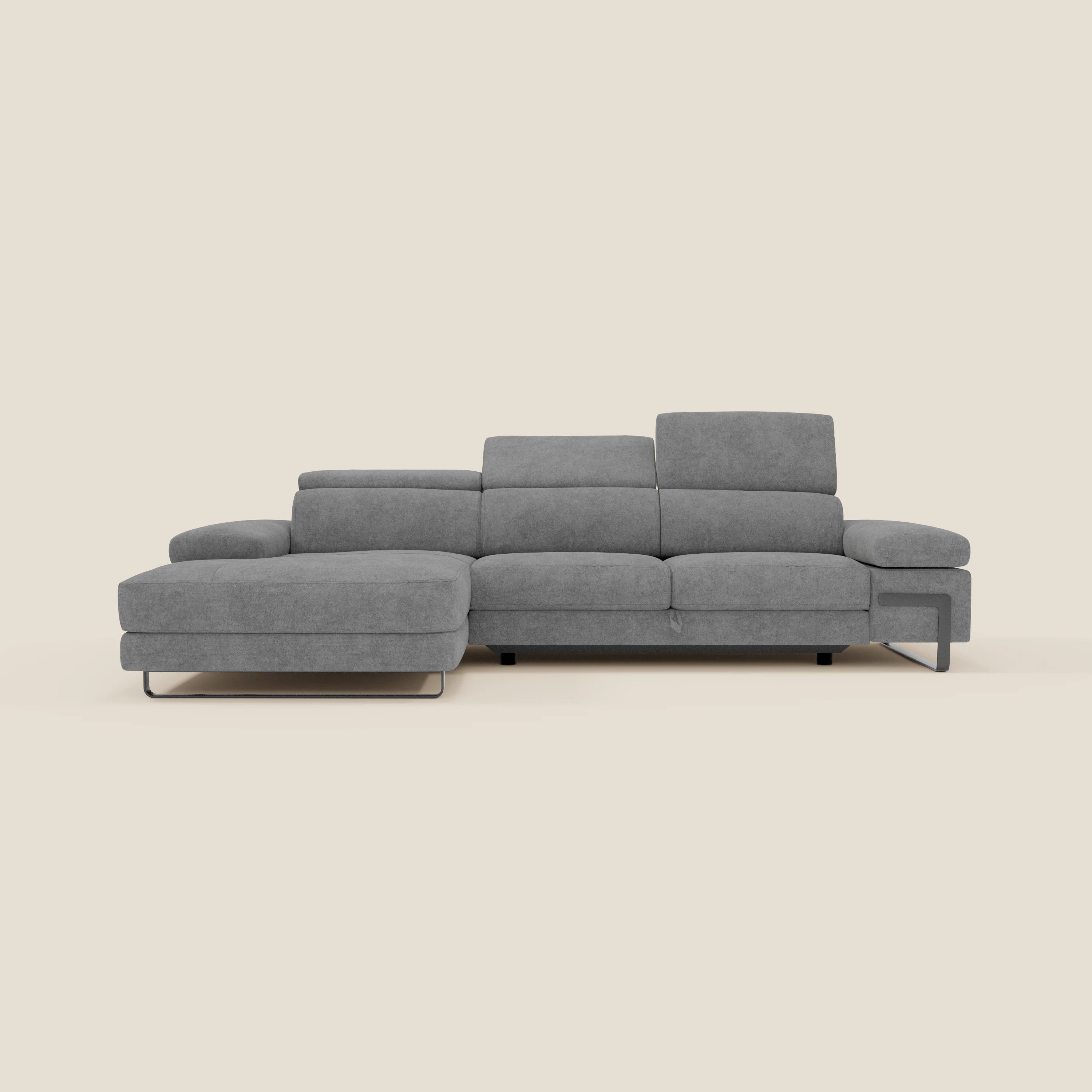 Il divano angolare estraibile Zayana di Divani.Store in tessuto impermeabile T02 grigio offre braccioli ampi, poggiatesta reclinabili e chaise lounge sinistra, con design minimalista e gambe in metallo su sfondo beige.