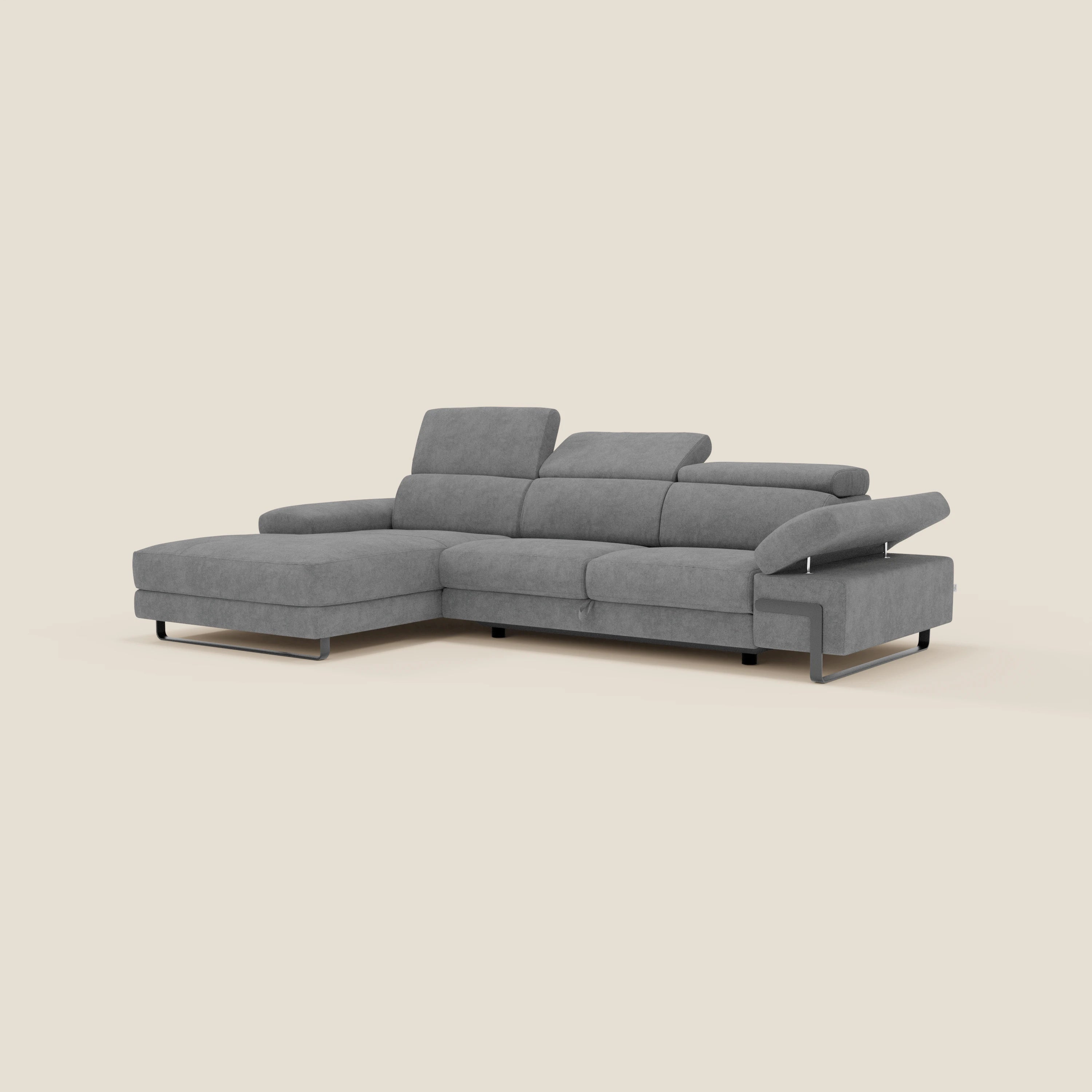 Il divano angolare estraibile Zayana di Divani.Store in impermeabile T02 grigio, con braccioli e poggiatesta reclinabili e gambe corte in metallo nero, offre un look pulito e contemporaneo perfetto per il relax.