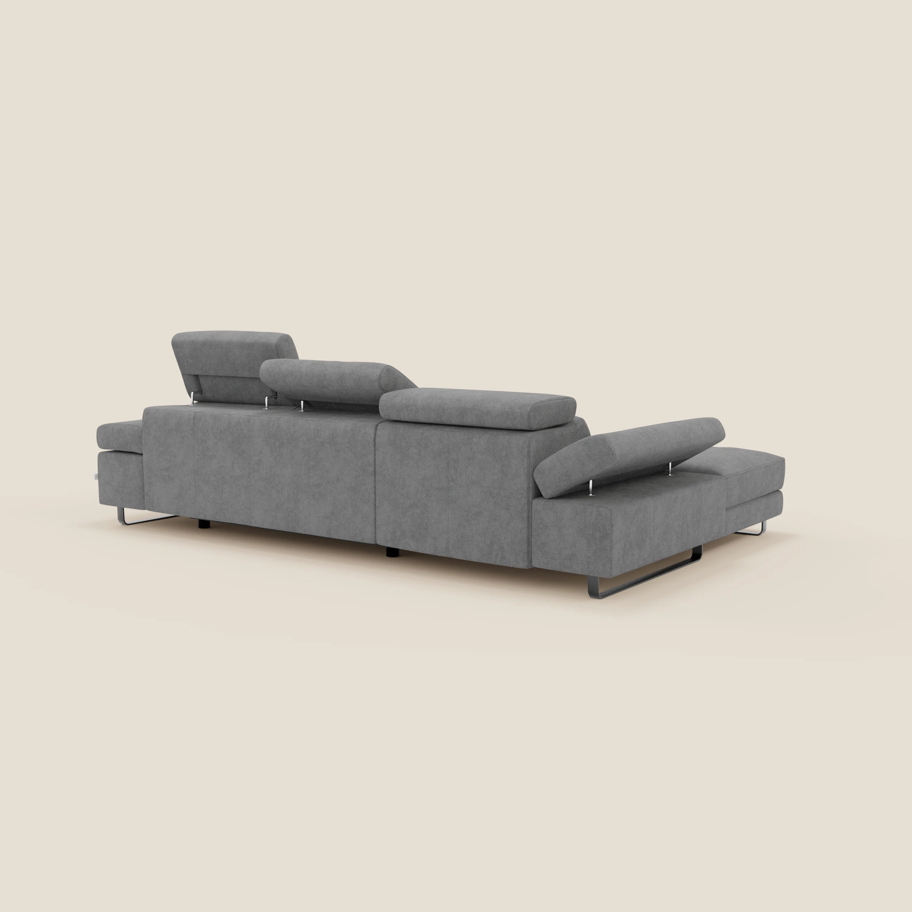 Il divano angolare estraibile Zayana T02 grigio di Divani.Store è caratterizzato da braccioli e poggiatesta reclinabili, gambe in metallo e tessuto impermeabile. Il divano si presenta con linee moderne su uno sfondo beige chiaro.