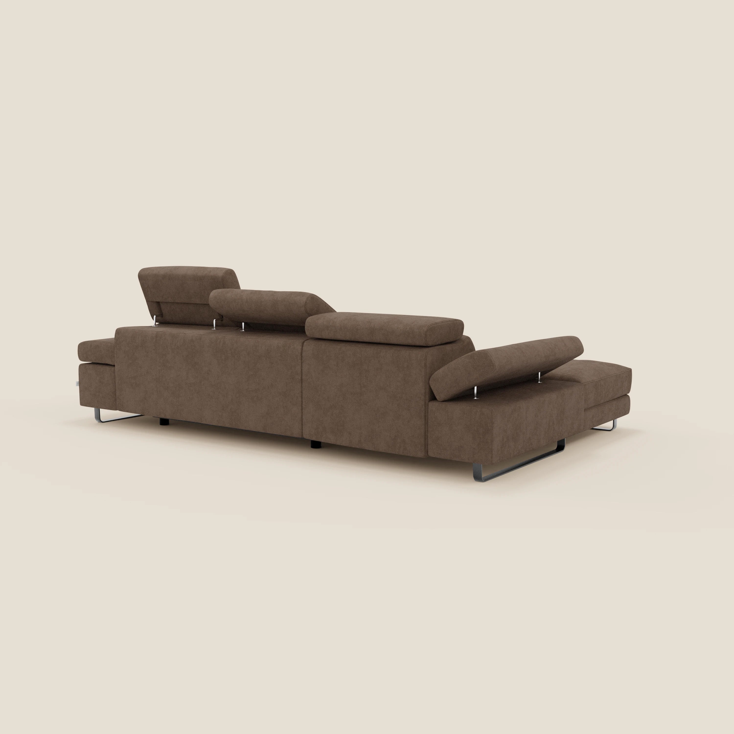 Il divano angolare estraibile Zayana di Divani.Store è caratterizzato da braccioli e poggiatesta reclinabili, tessuto impermeabile T02 marrone e gambe in metallo. Elegantemente moderno e minimale, è presentato dal retro su uno sfondo beige chiaro.