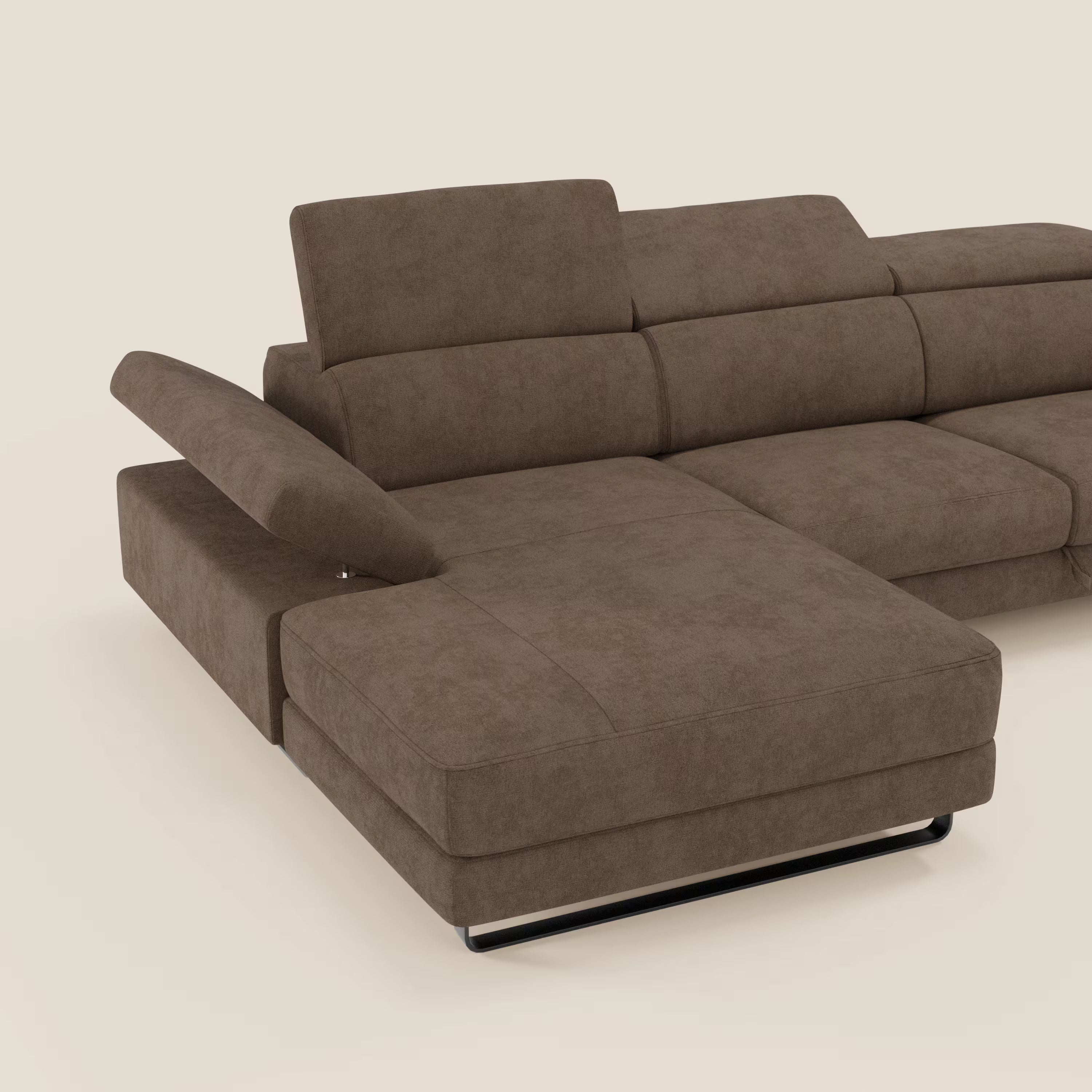 Il divano angolare estraibile Zayana di Divani.Store, in tessuto impermeabile T02 marrone con braccioli e poggiatesta reclinabili, è perfetto per uno spazio abitativo contemporaneo e accogliente.